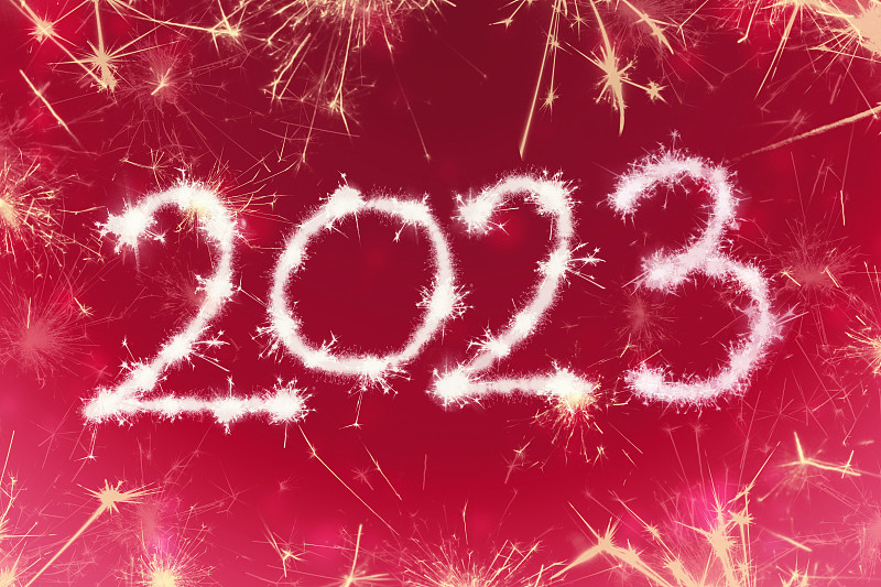 数字2023符号铭文的背景色，合作的年份从闪烁的火花，糖果从火花。潮流时尚的调色板样品。节日的刻字。图片下载
