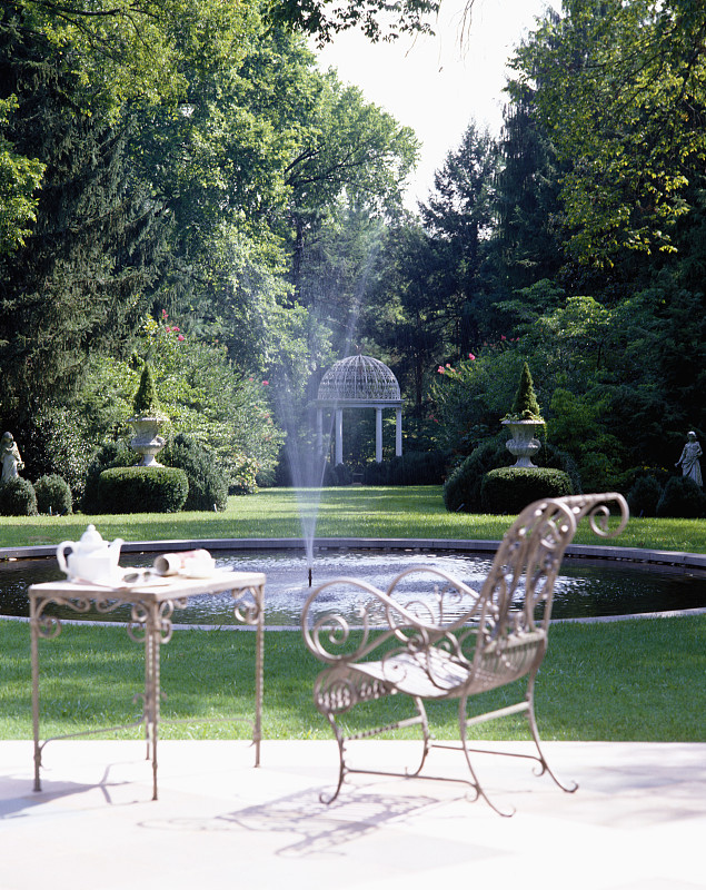 郁郁葱葱的花园财产与喷泉和露台图片下载
