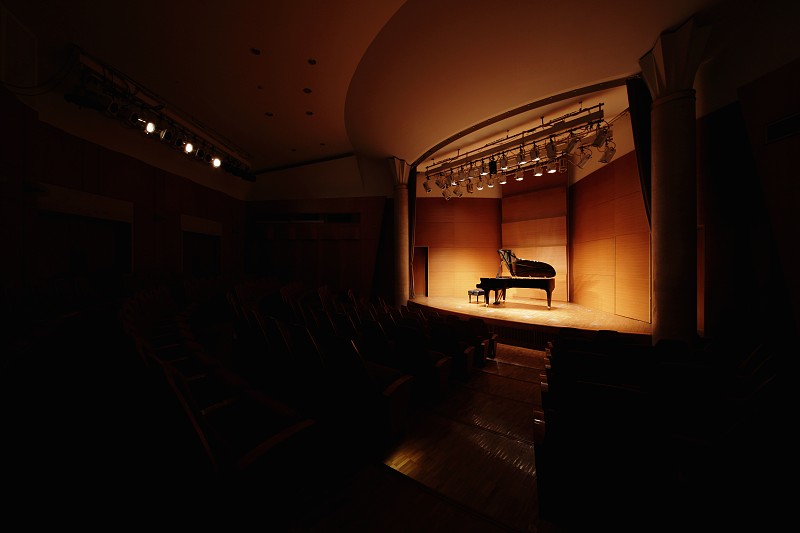 音乐厅舞台上的大钢琴图片素材