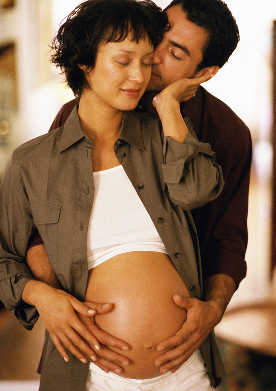男人摸孕妇的肚子，肖像图片下载