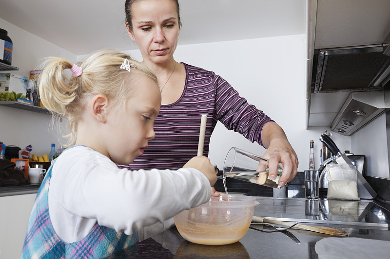 母亲和女儿在厨房做饭图片下载
