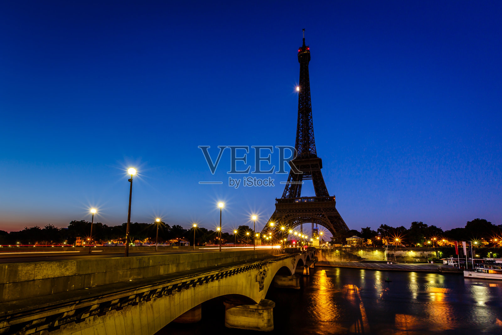 黎明时分的埃菲尔铁塔和德耶娜桥，法国巴黎照片摄影图片