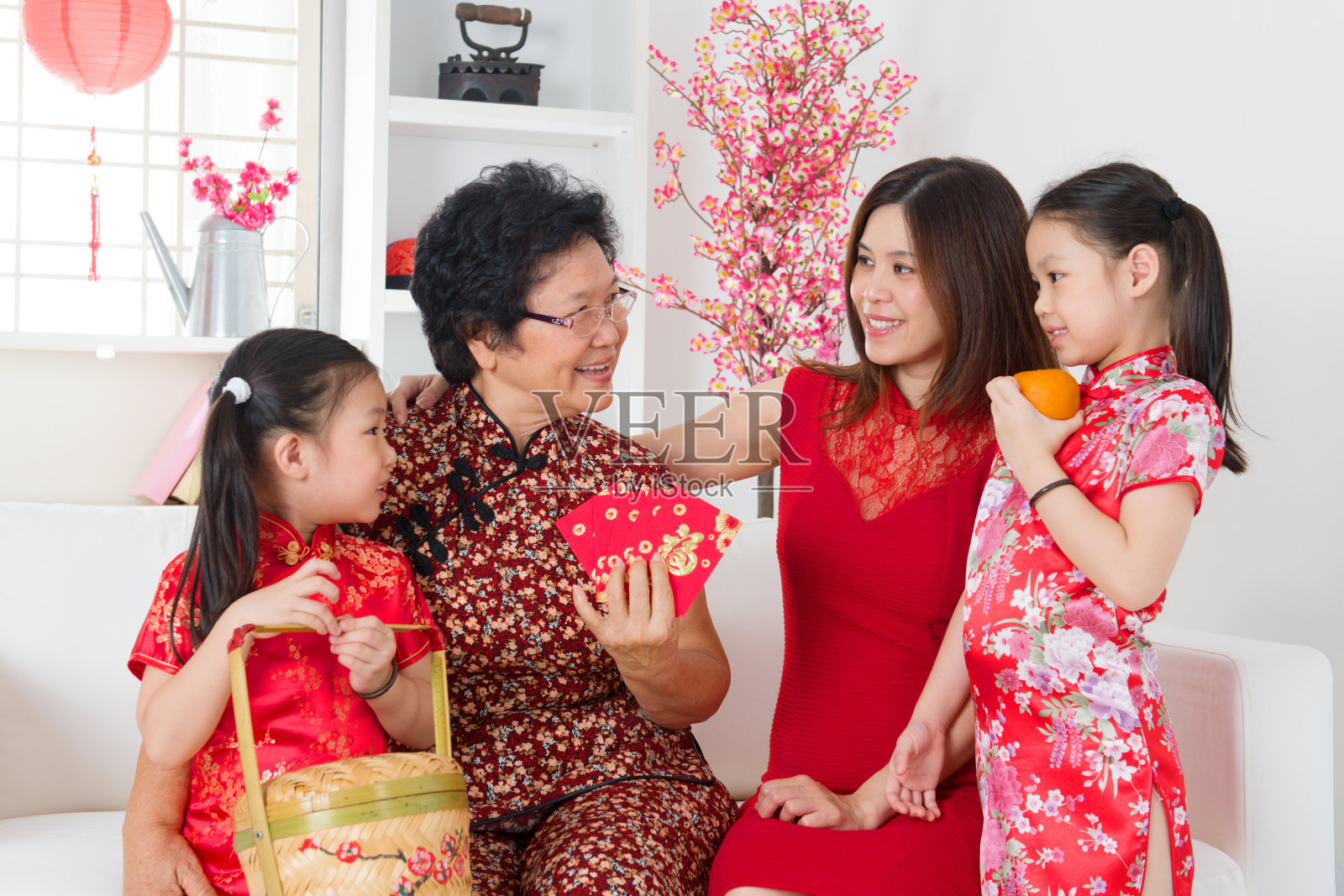 亚洲家庭在家庆祝春节。照片摄影图片
