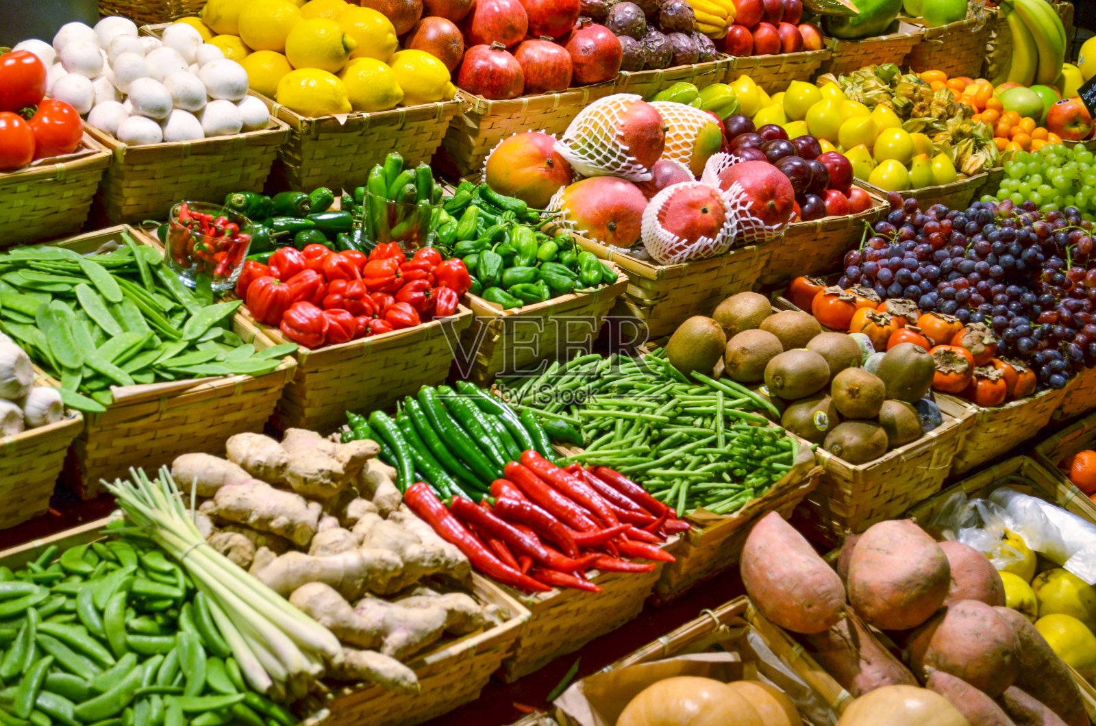 水果市场有各种各样五颜六色的新鲜水果和蔬菜照片摄影图片