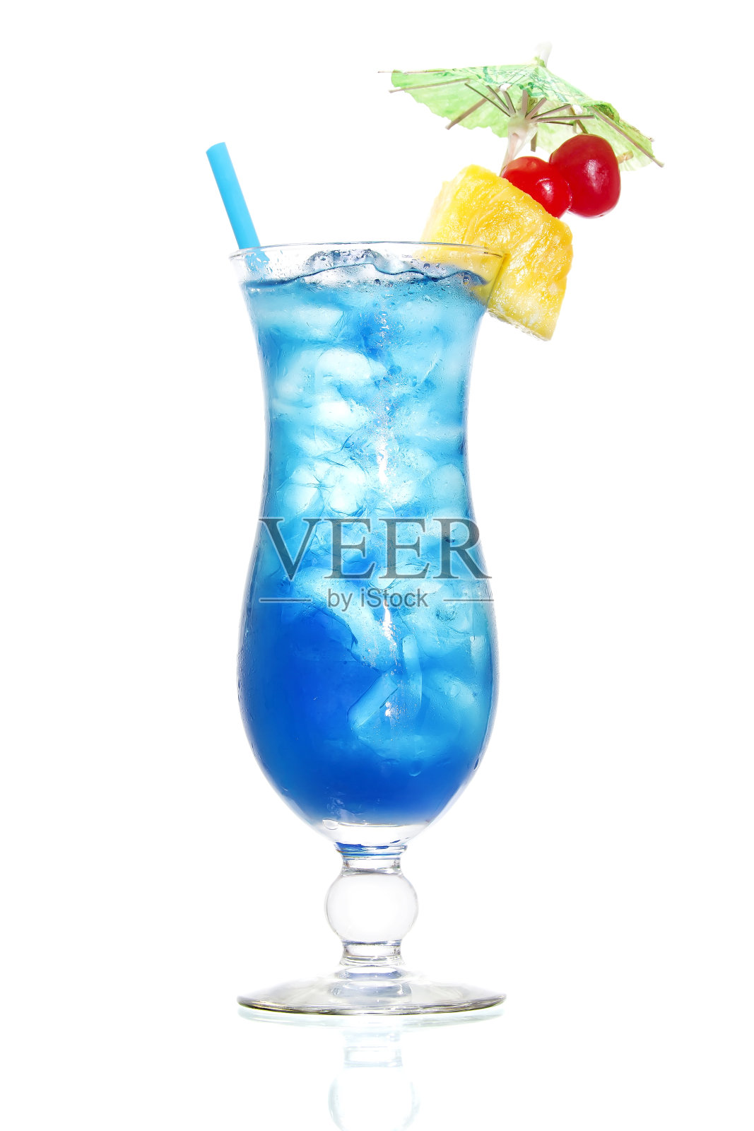 白色背景上的蓝色夏威夷鸡尾酒照片摄影图片