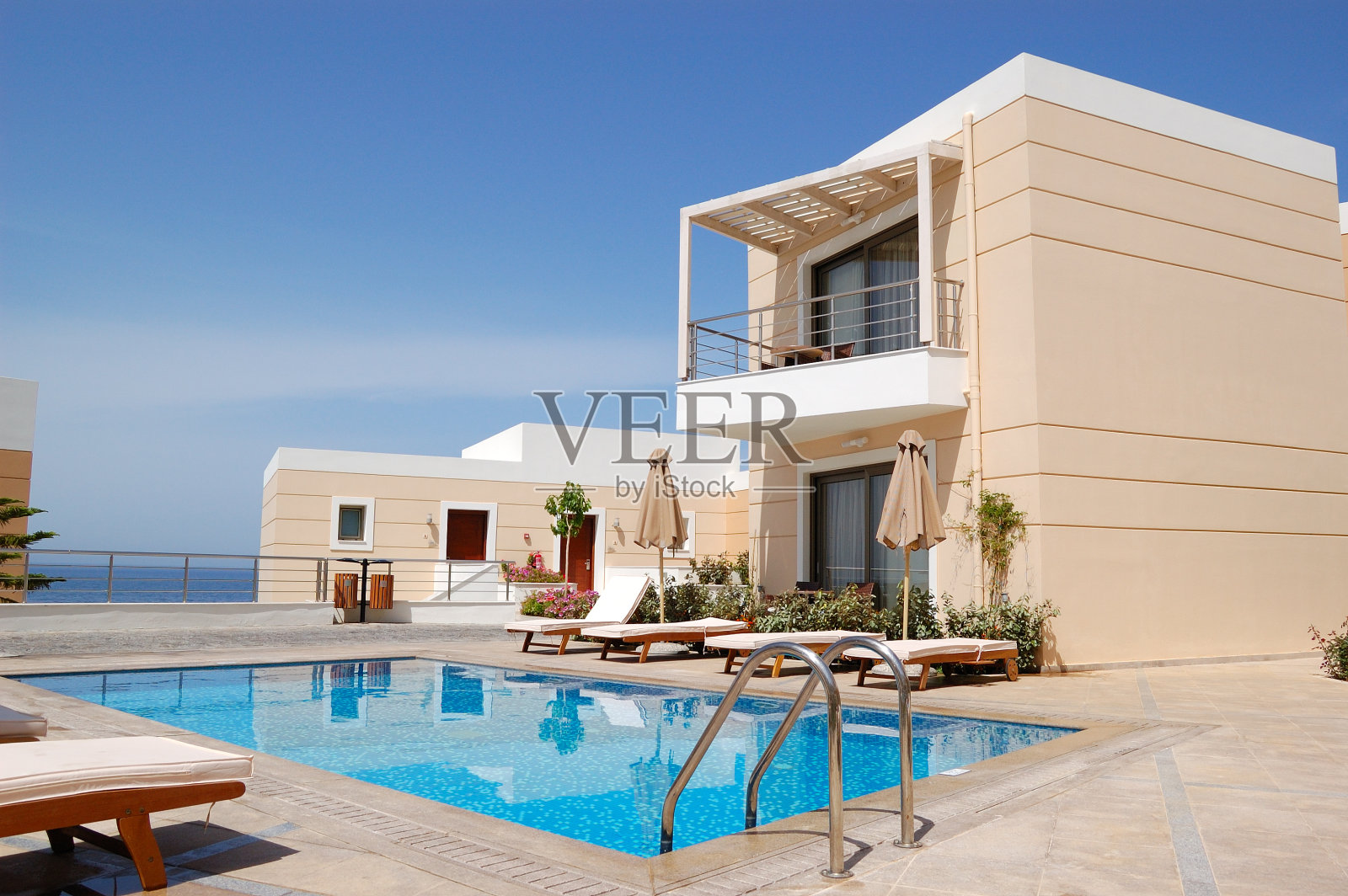 希腊克里特岛的豪华泳池别墅，景色优美照片摄影图片