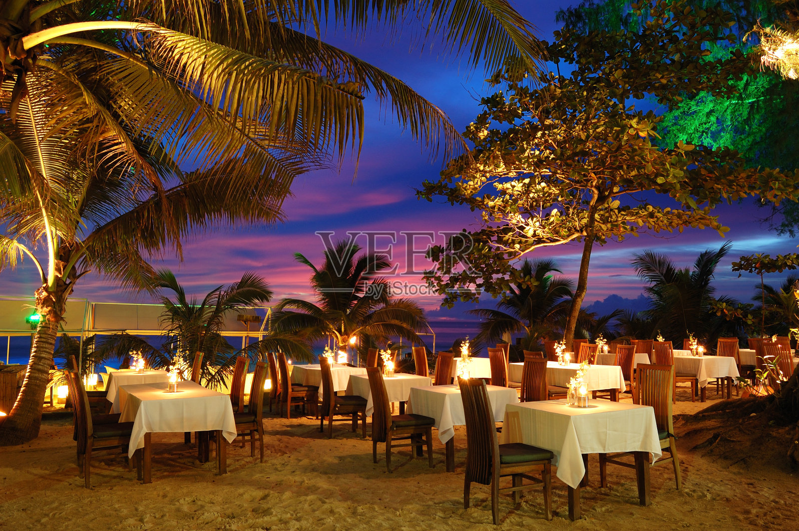 户外海滩餐厅在普吉岛日落，泰国照片摄影图片