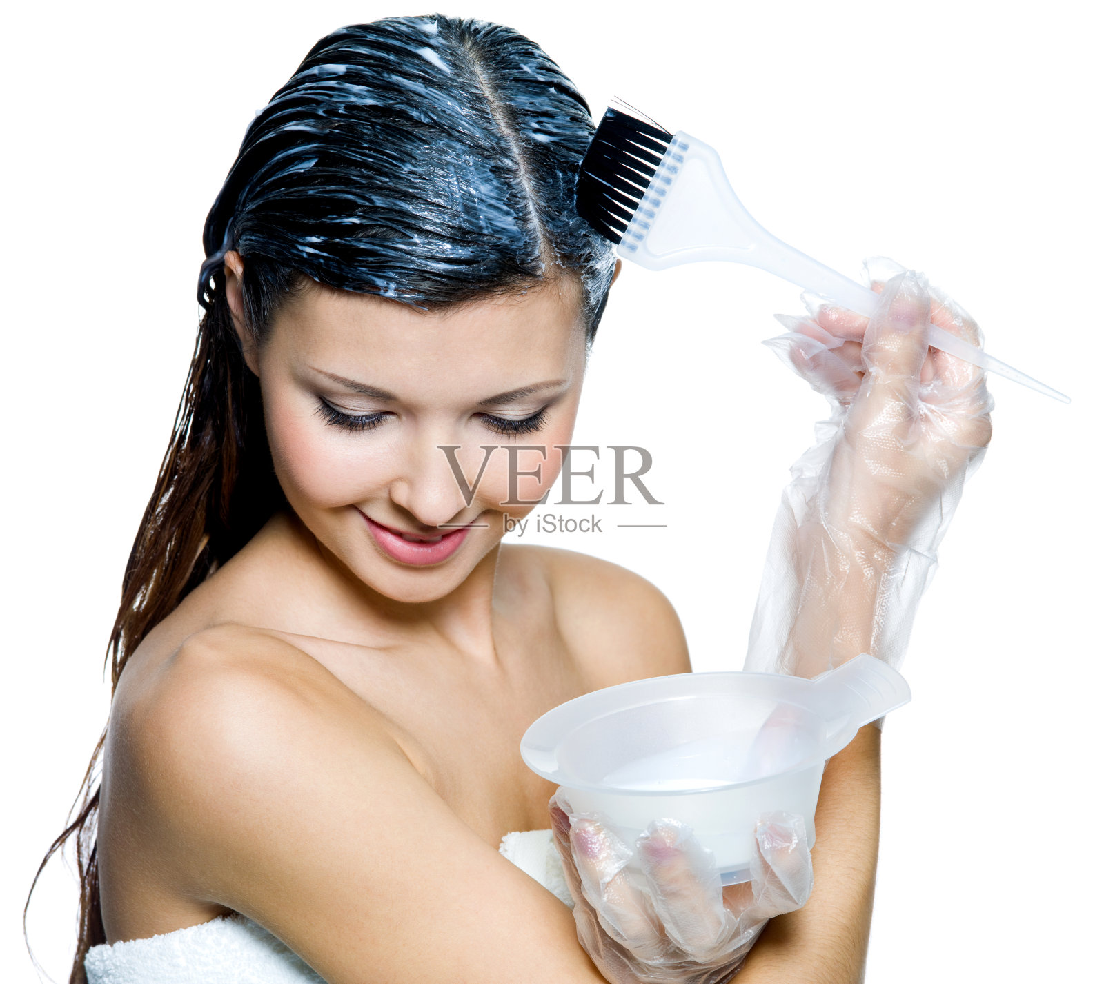 戴着塑料手套的妇女用刷子染发剂照片摄影图片