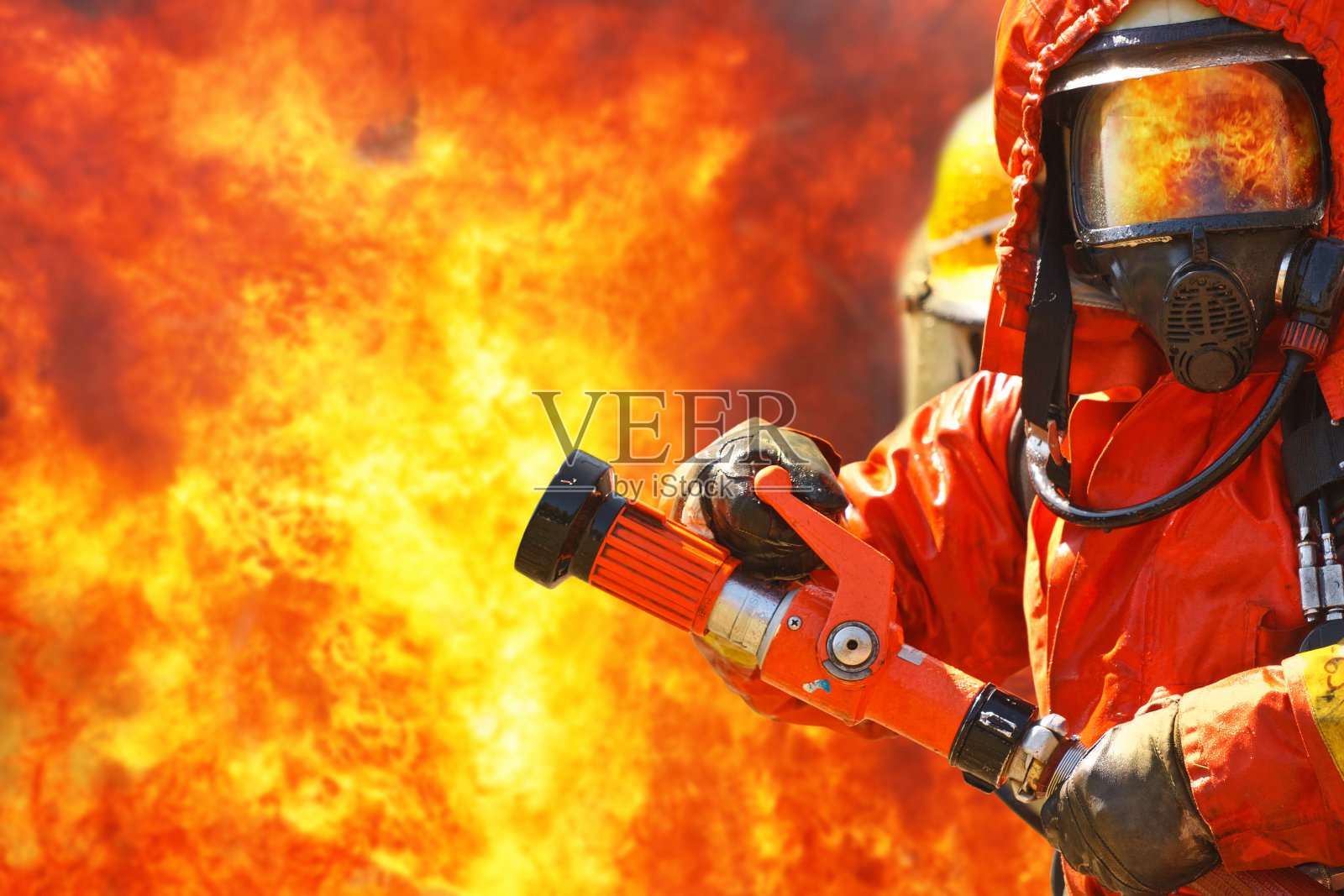 一名消防员正在与猛烈的大火搏斗照片摄影图片