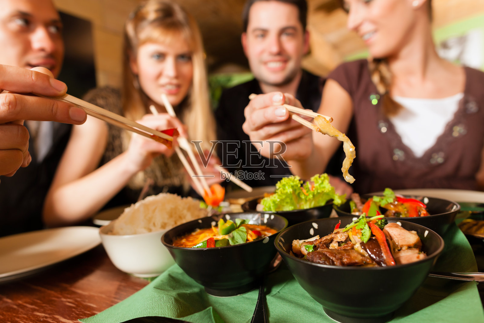 年轻人在泰国餐馆吃什锦菜照片摄影图片