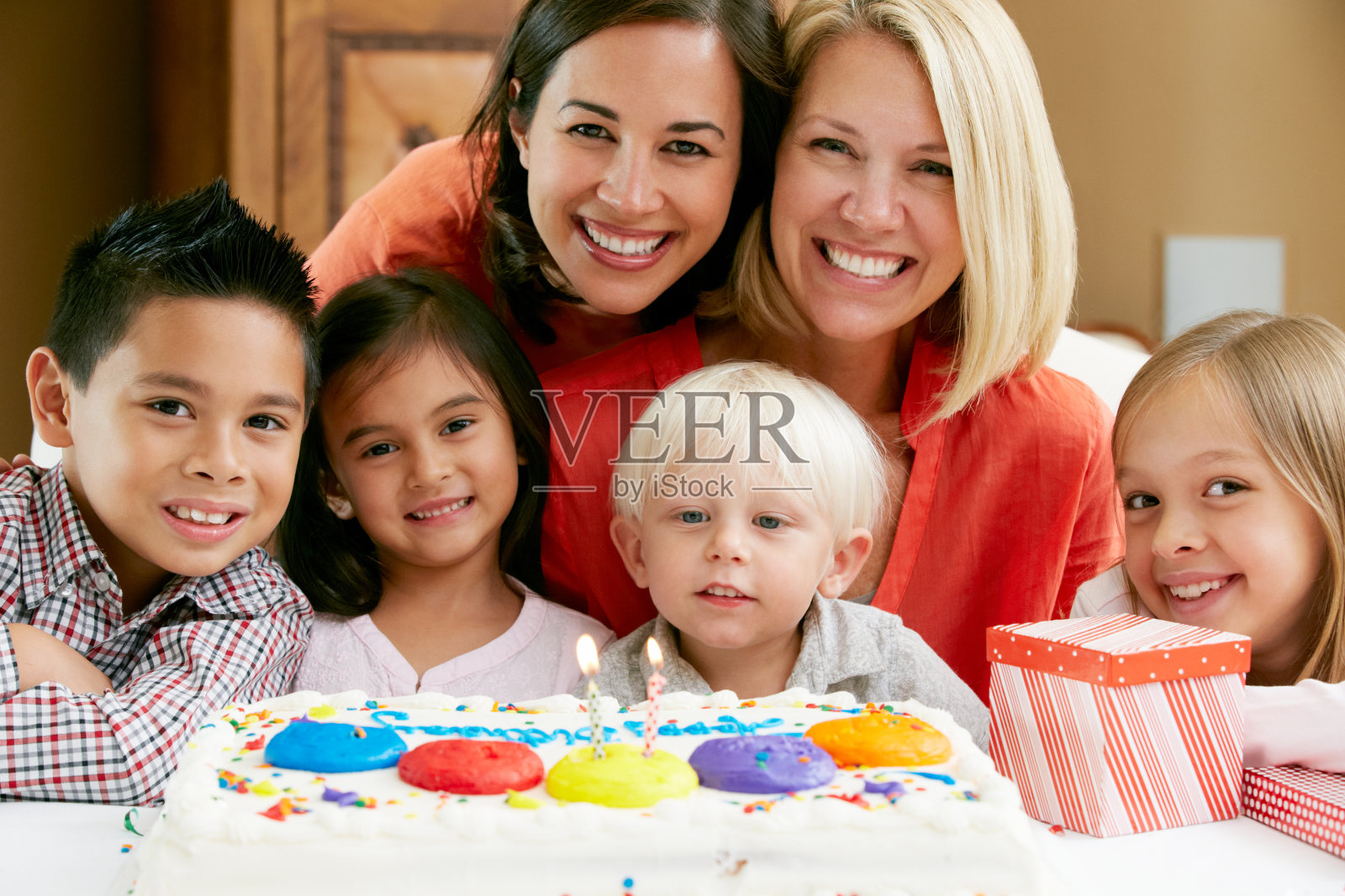 母亲和朋友一起庆祝孩子的生日照片摄影图片
