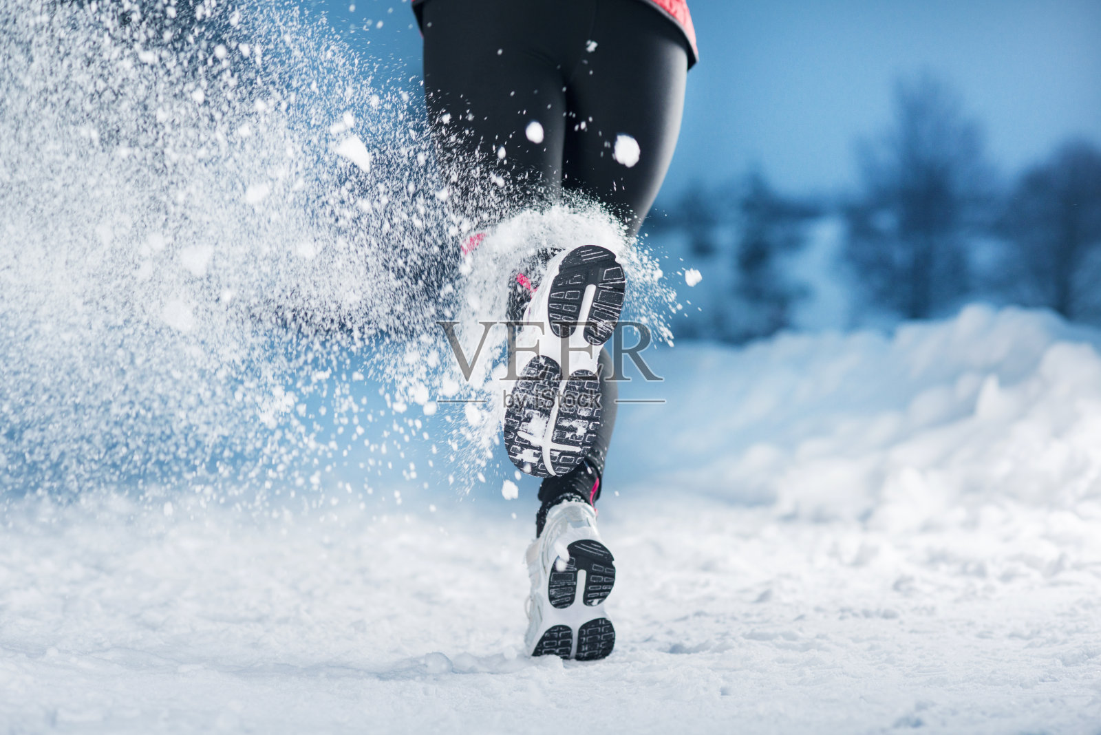 女人在冬天跑步照片摄影图片
