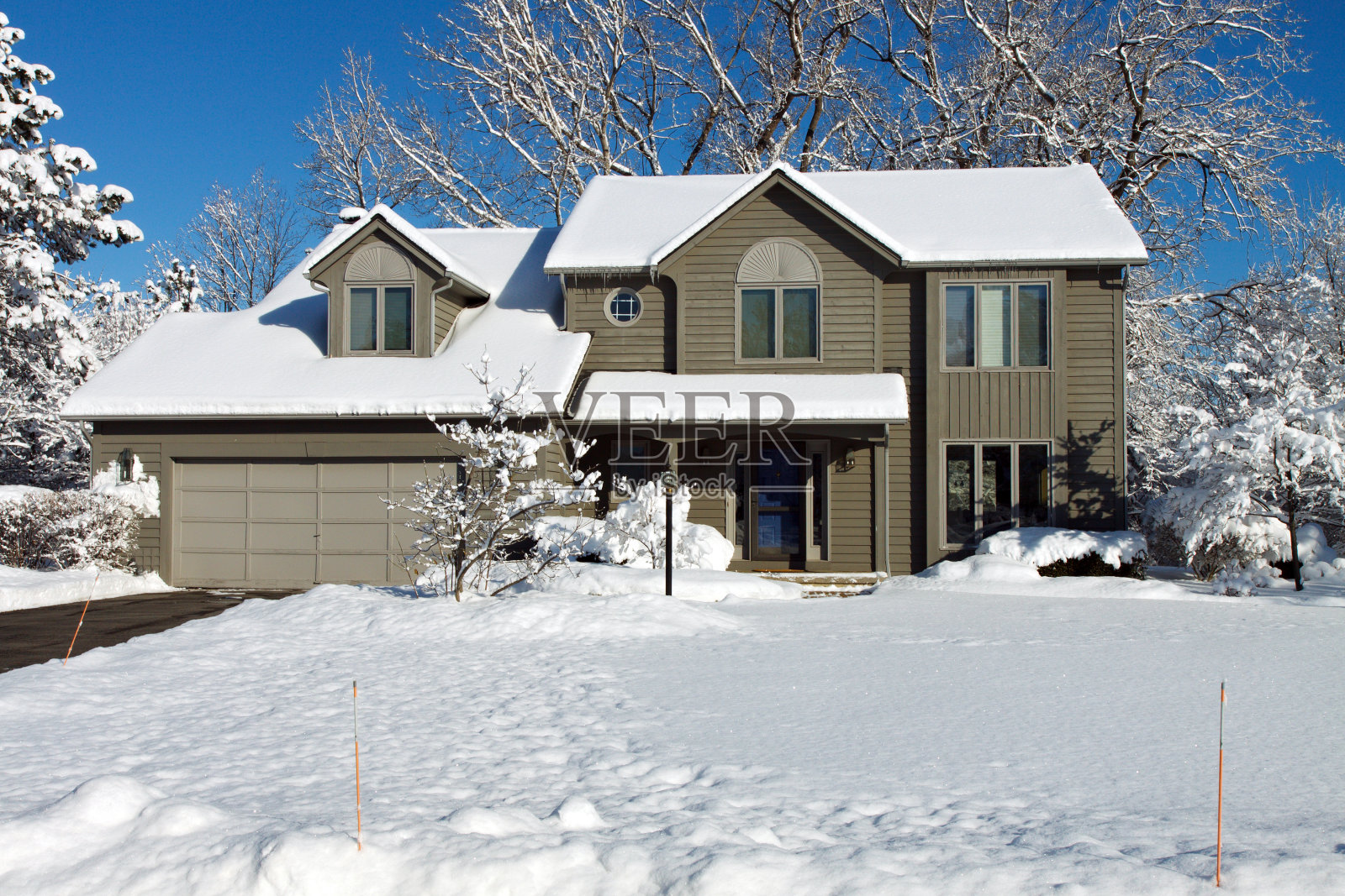 冬天雪中的郊区殖民房屋照片摄影图片