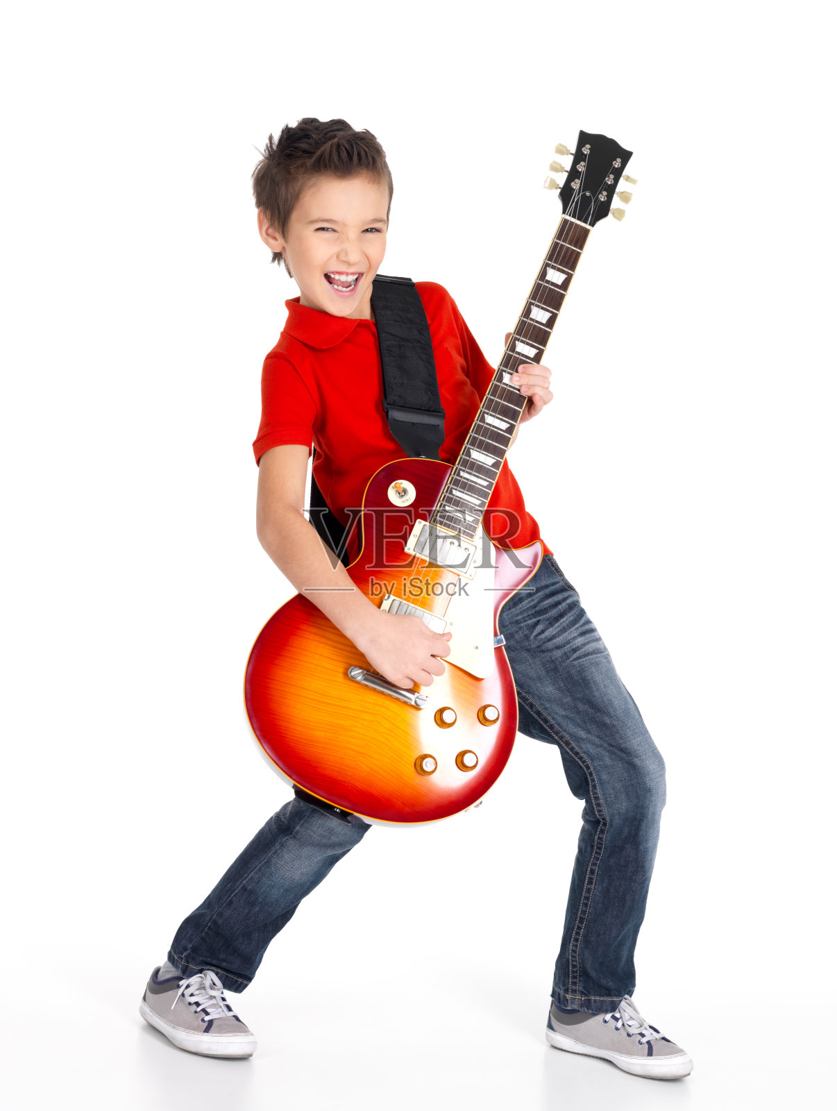 一个白人男孩边唱边弹电吉他照片摄影图片