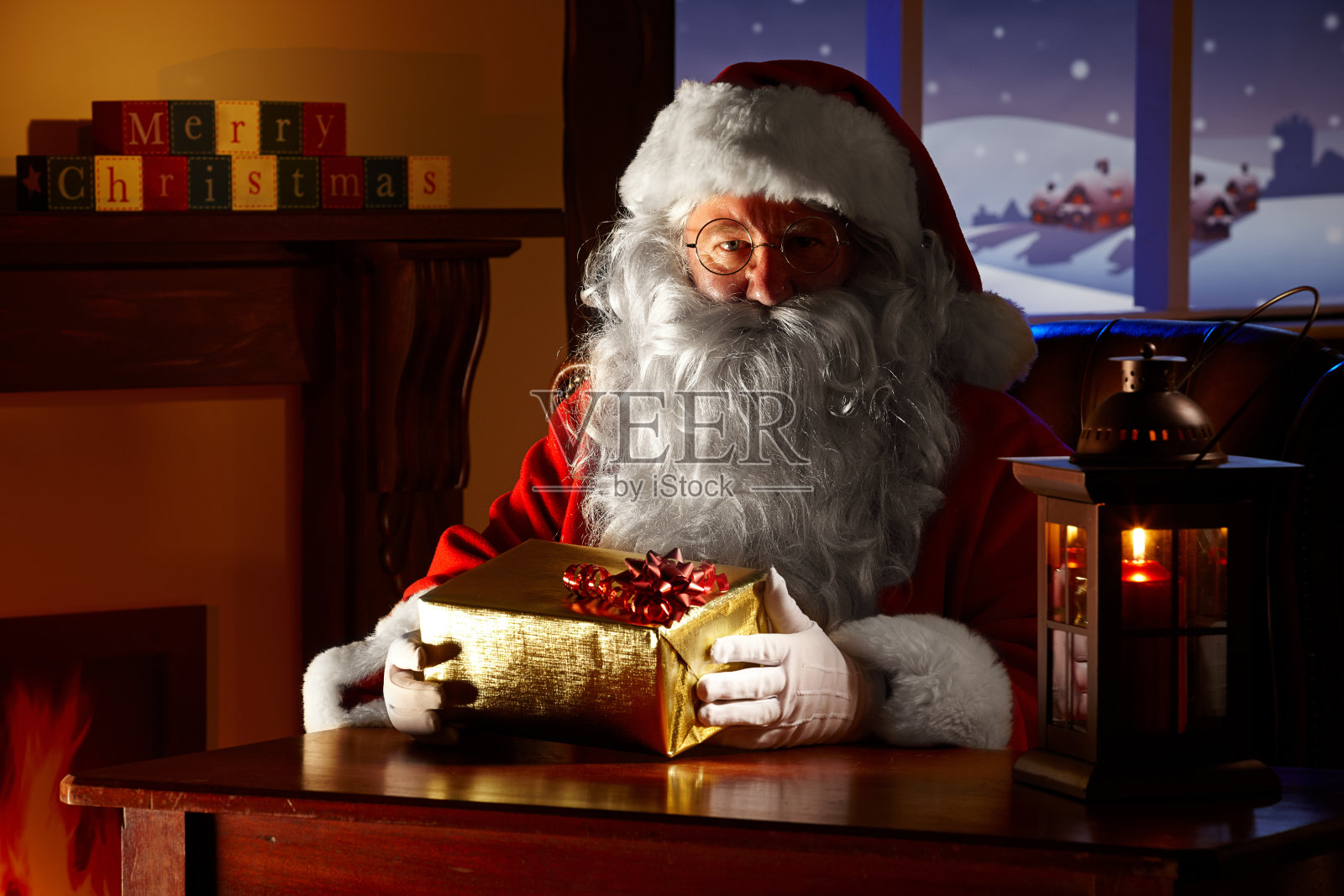 圣诞老人拿着圣诞礼物的特写照片摄影图片