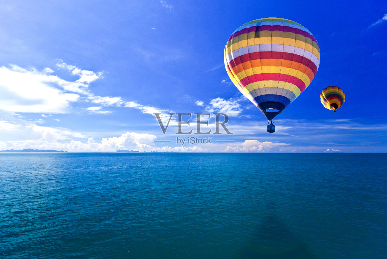 海上和岛上的热气球。可到达泰国照片摄影图片