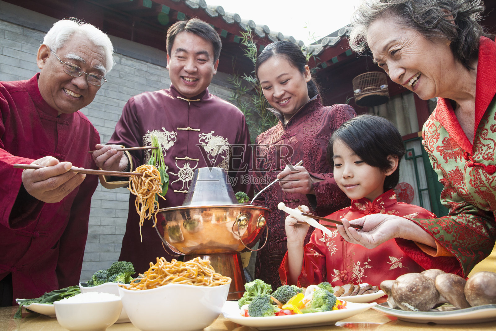 一家人穿着中国传统服装吃饭照片摄影图片