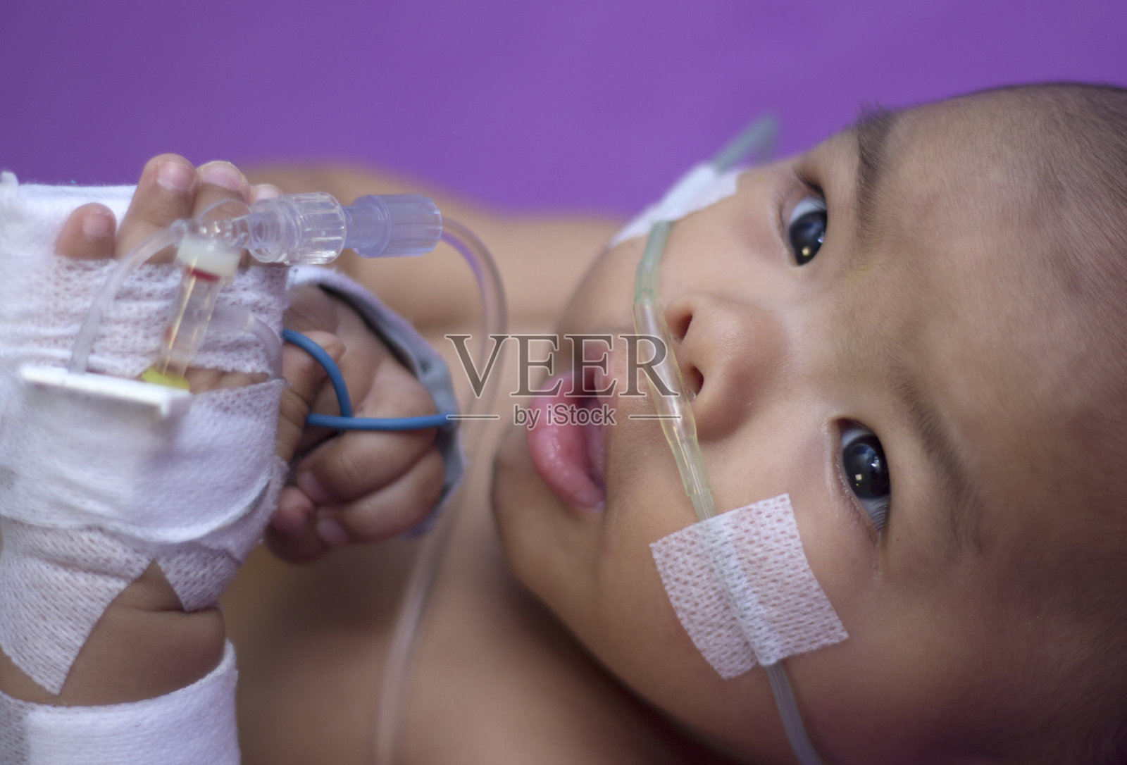 医院里有个需要氧气的男婴照片摄影图片