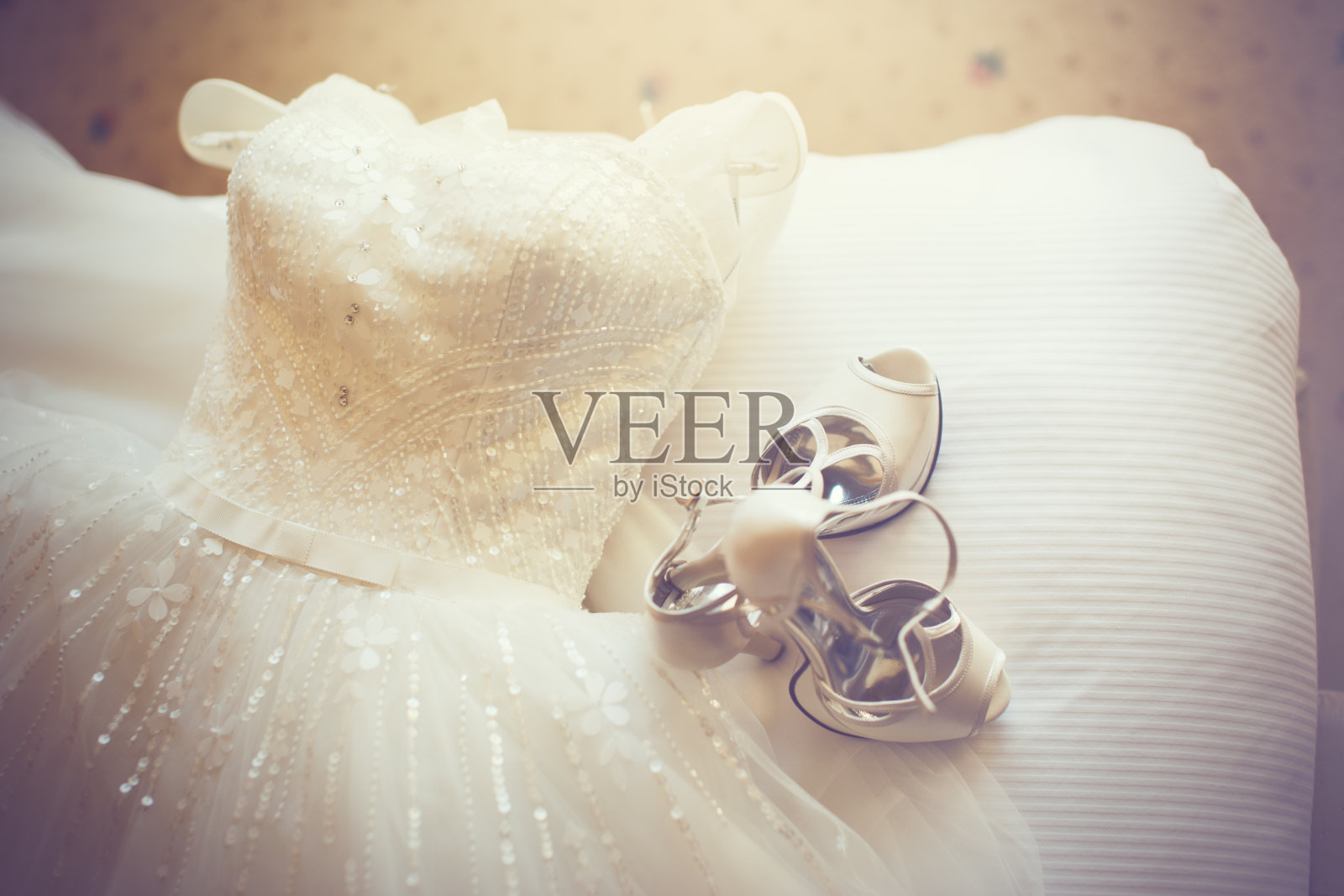 特写的无袖白色婚纱和白色鞋子照片摄影图片
