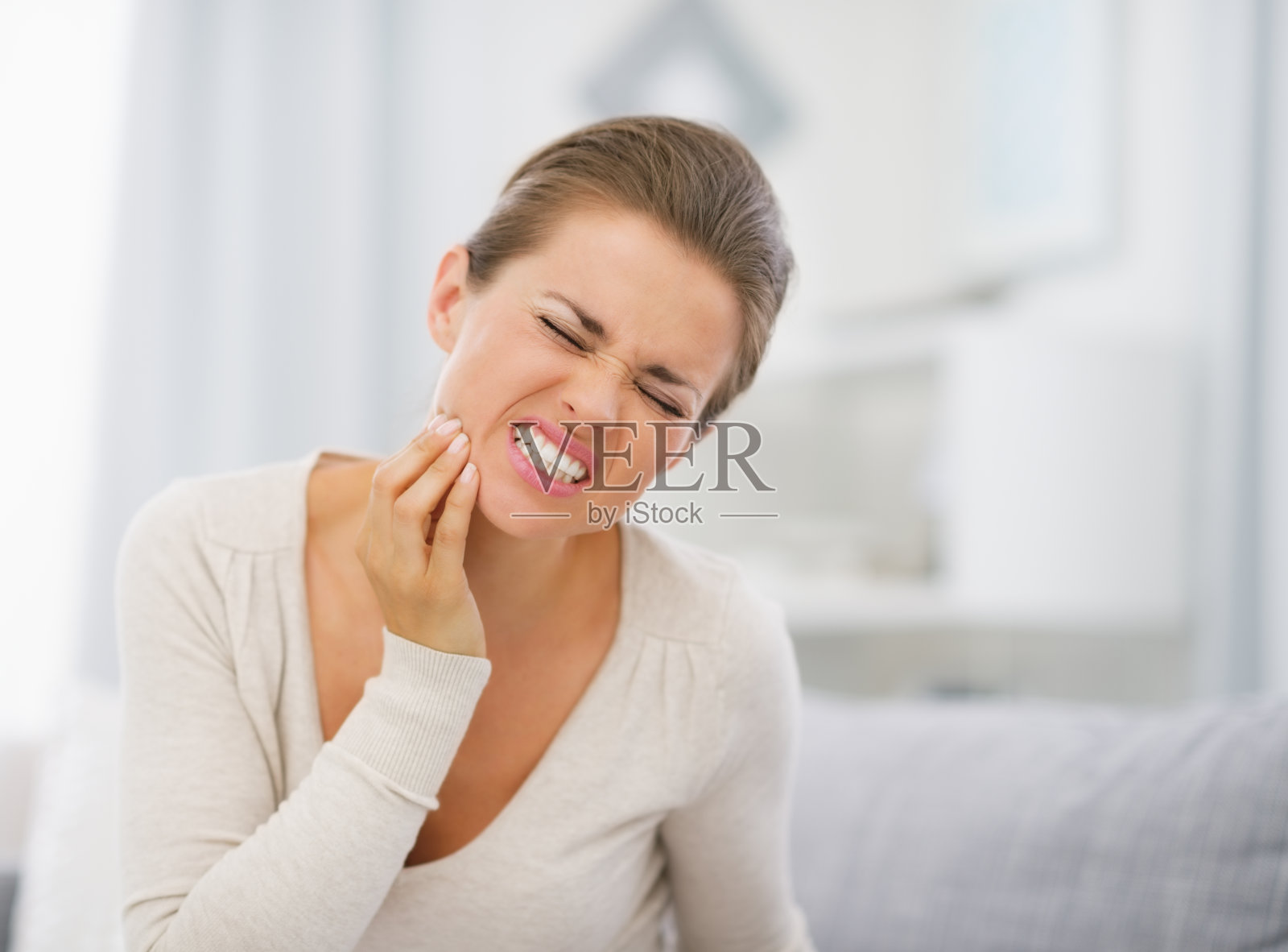 一个牙痛的年轻女人的肖像照片摄影图片