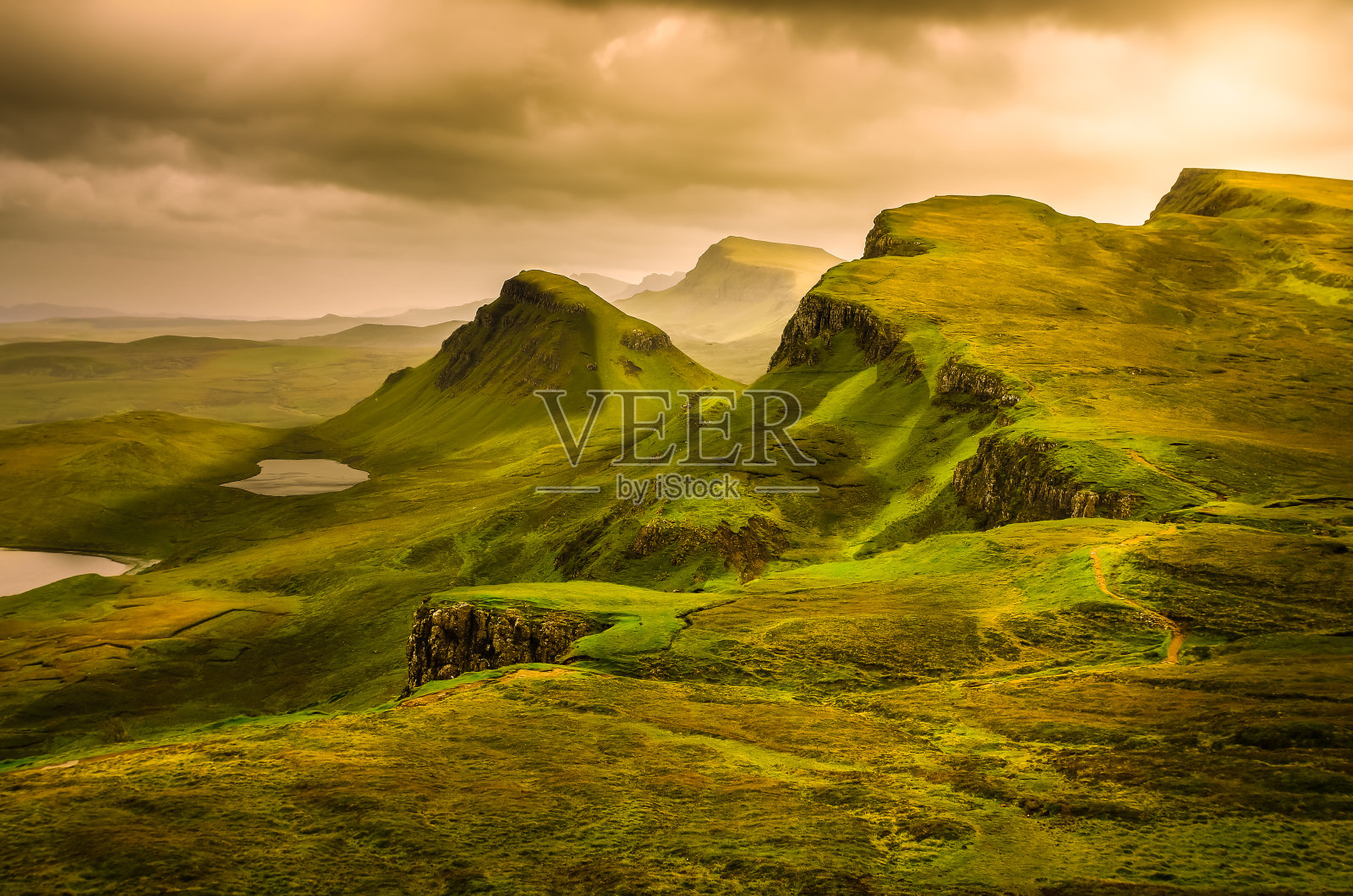 奇岭山日落与戏剧性的天空景色，苏格兰照片摄影图片