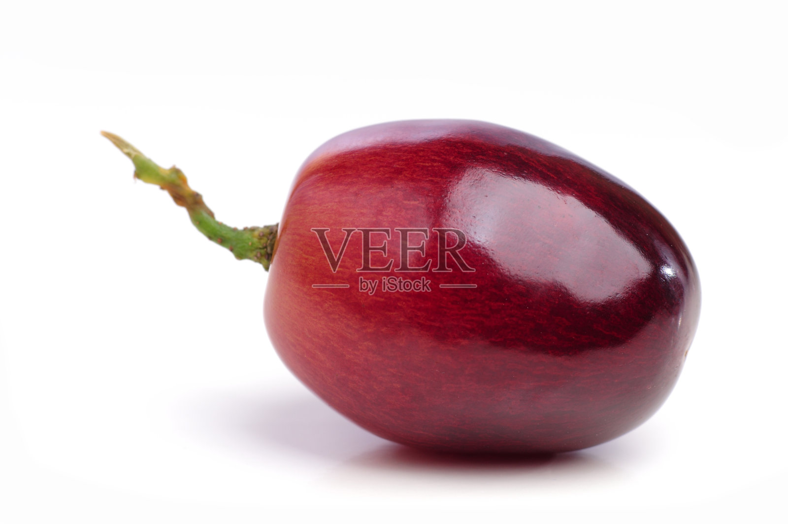 白色背景上孤立的红葡萄。照片摄影图片