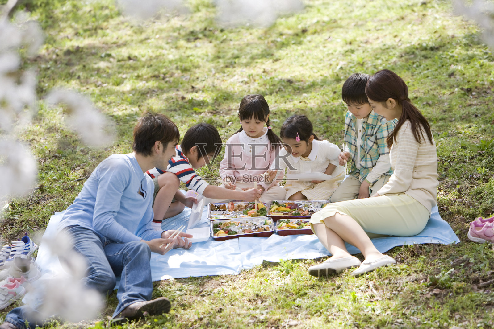 一家人在吃花篮午餐照片摄影图片