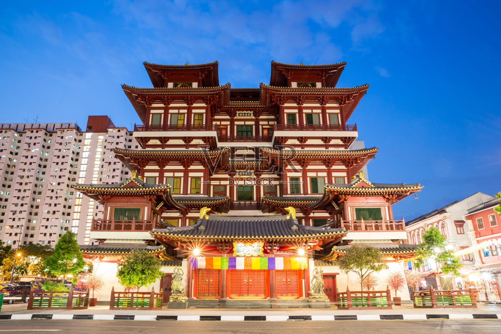 黄昏时分的新加坡佛牙舍利寺照片摄影图片