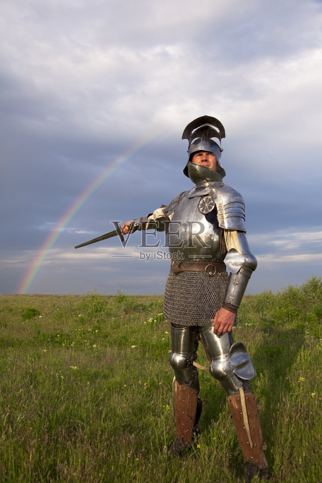 中世纪的骑士在战场上，还有一道彩虹照片摄影图片