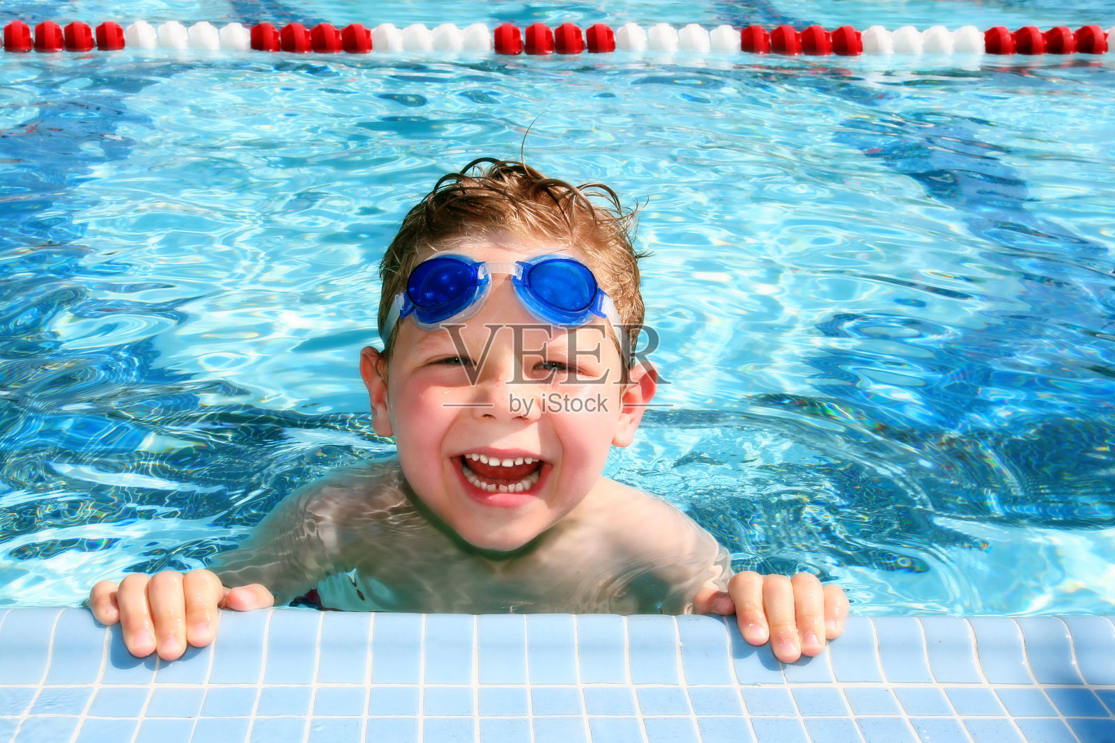 快乐的孩子在游泳池里照片摄影图片