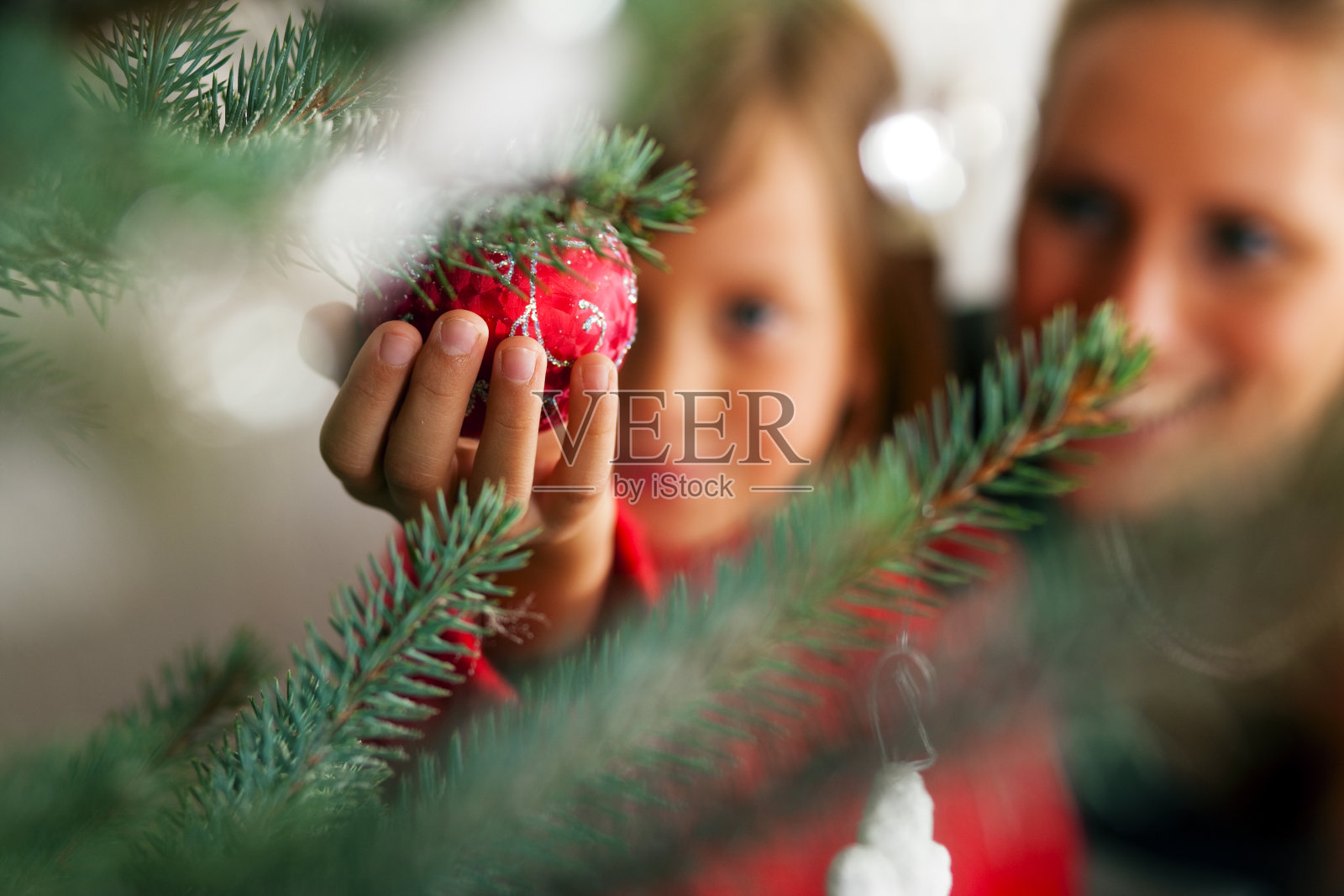 家庭装饰圣诞树照片摄影图片