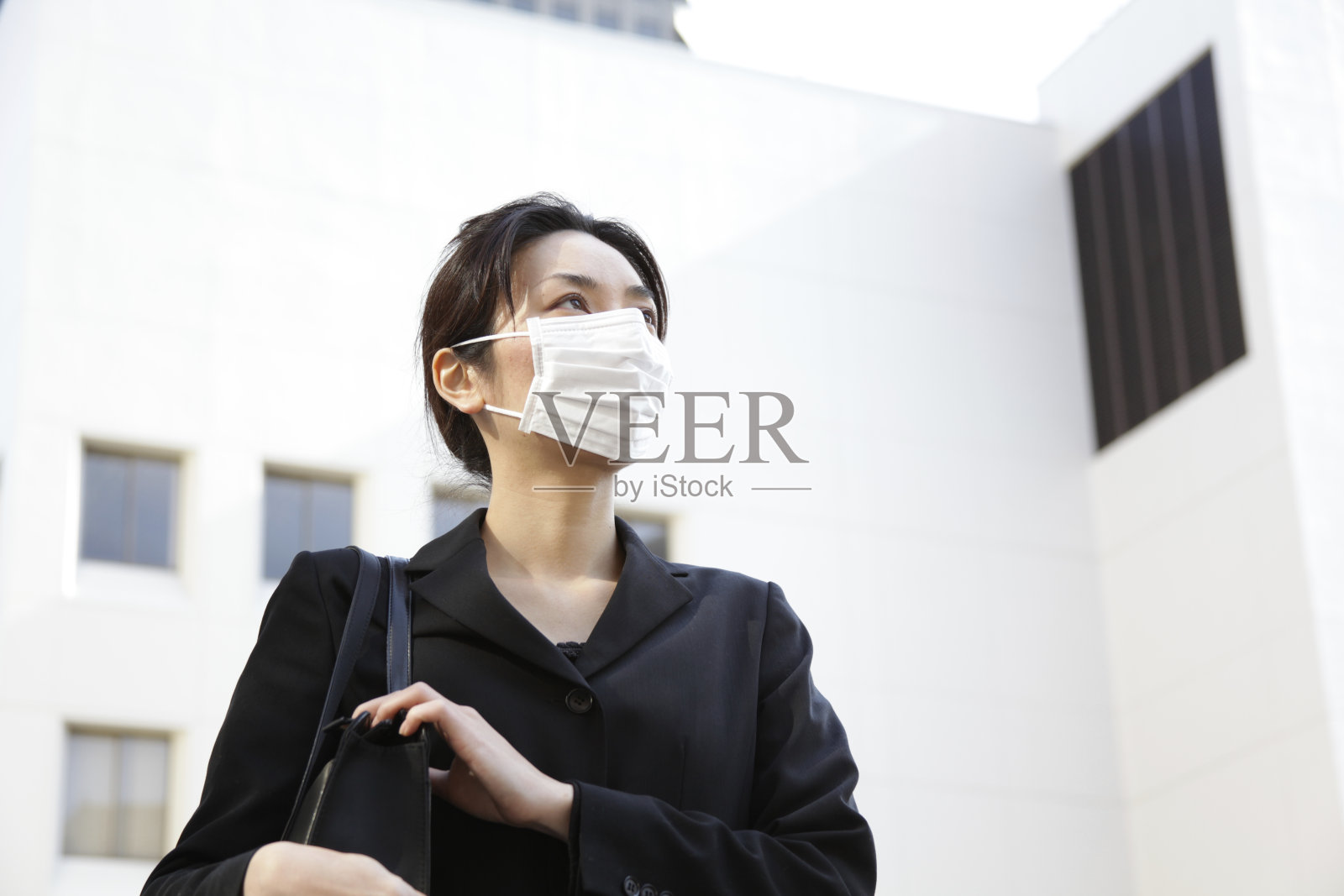 戴口罩的东京职场女性照片摄影图片