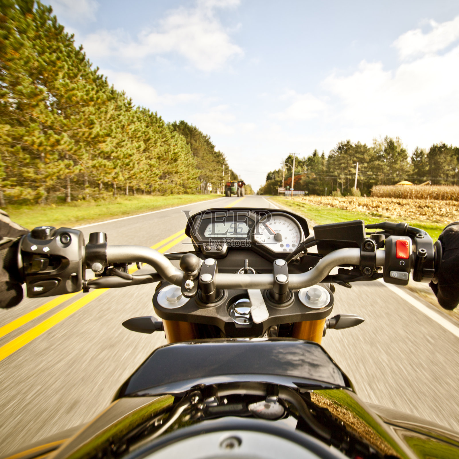 在乡村公路上骑摩托车照片摄影图片