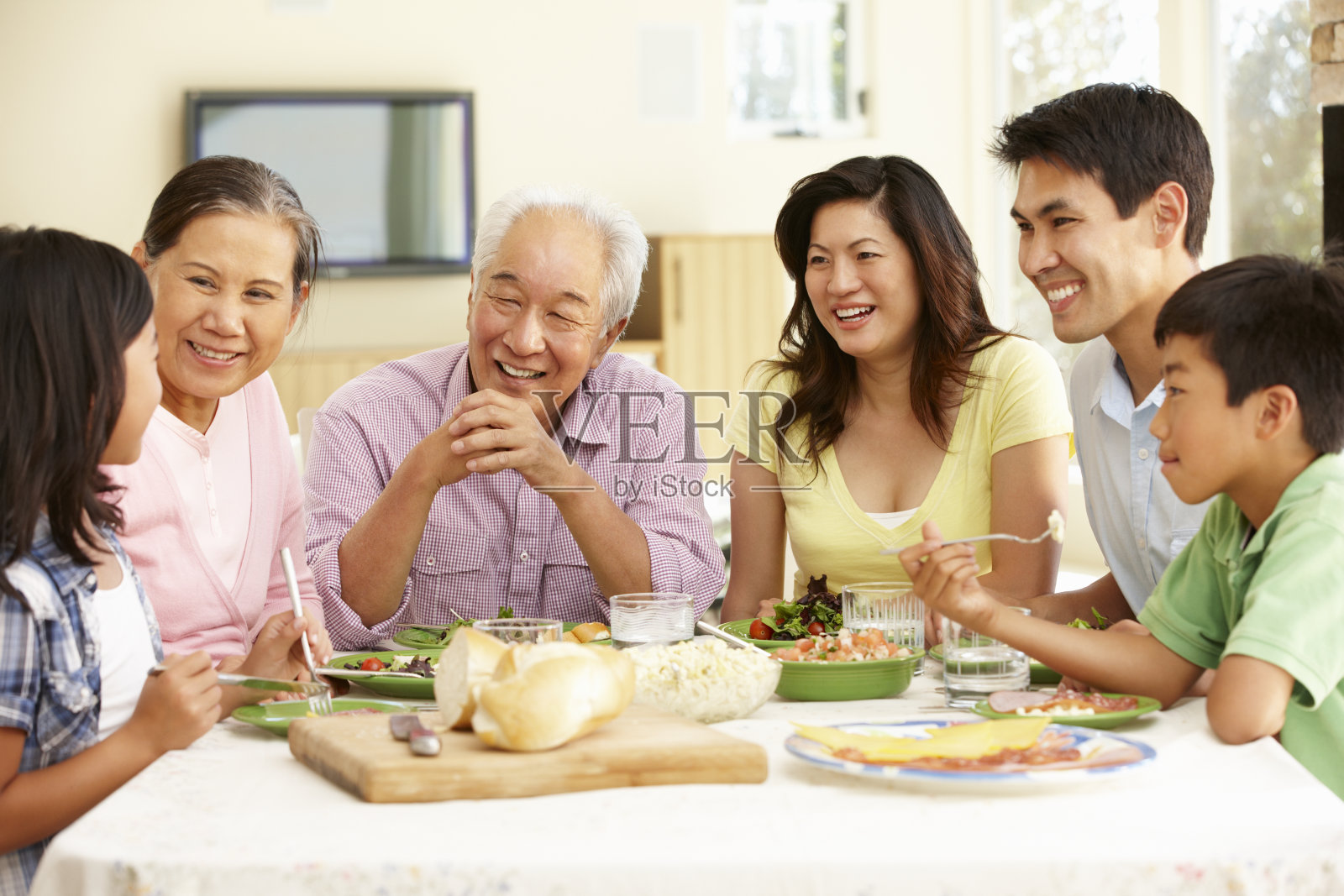 亚洲家庭在家里聚餐照片摄影图片
