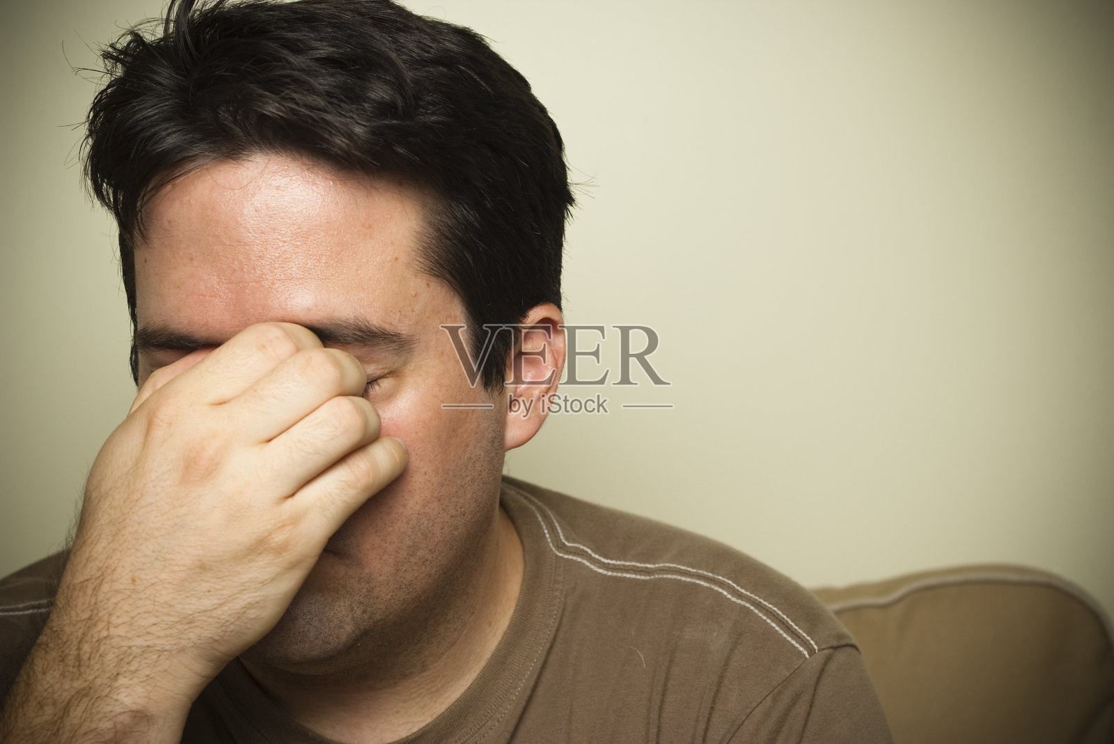 男人因鼻窦疼痛或头痛而捏住鼻子照片摄影图片