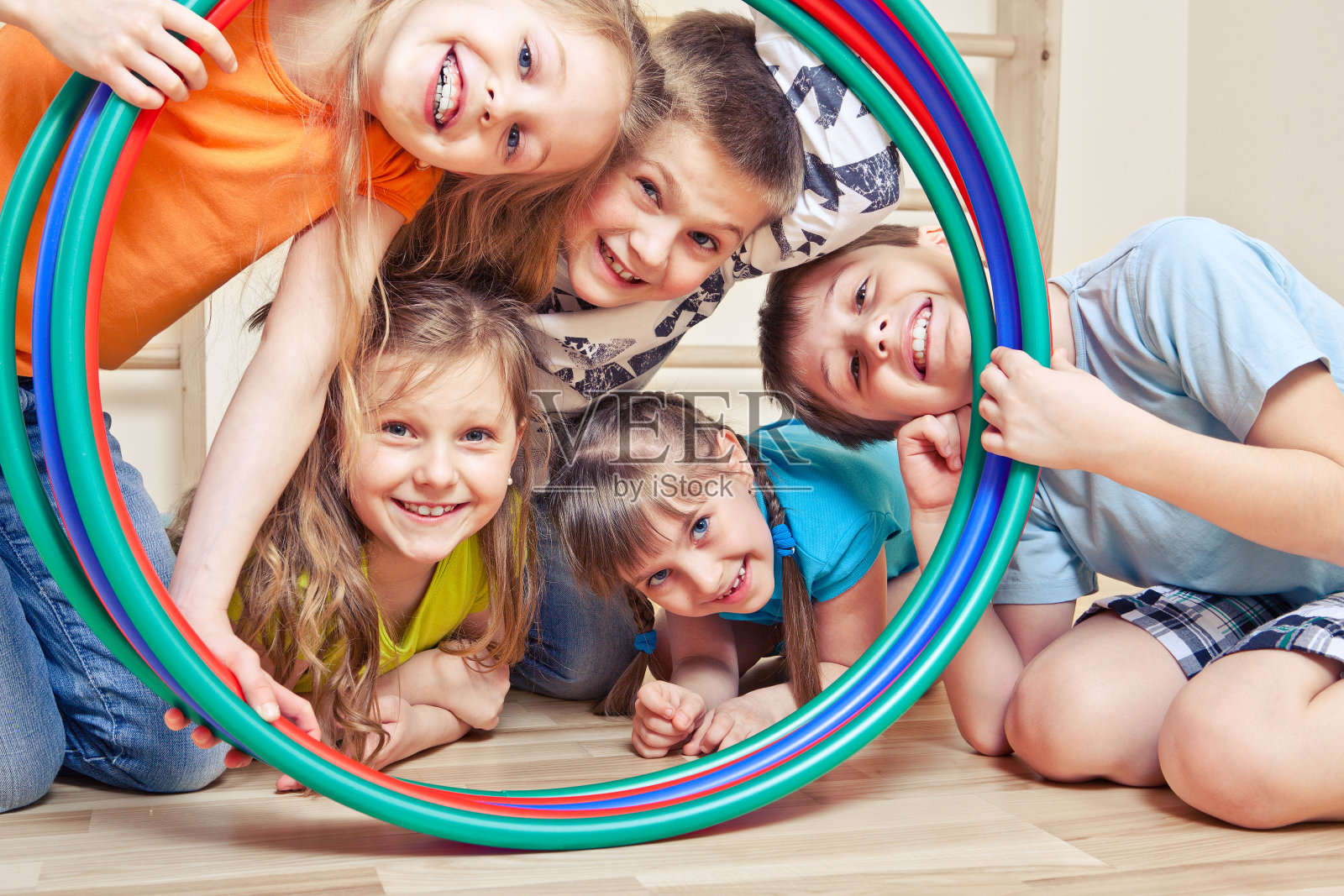 五个快乐的孩子照片摄影图片