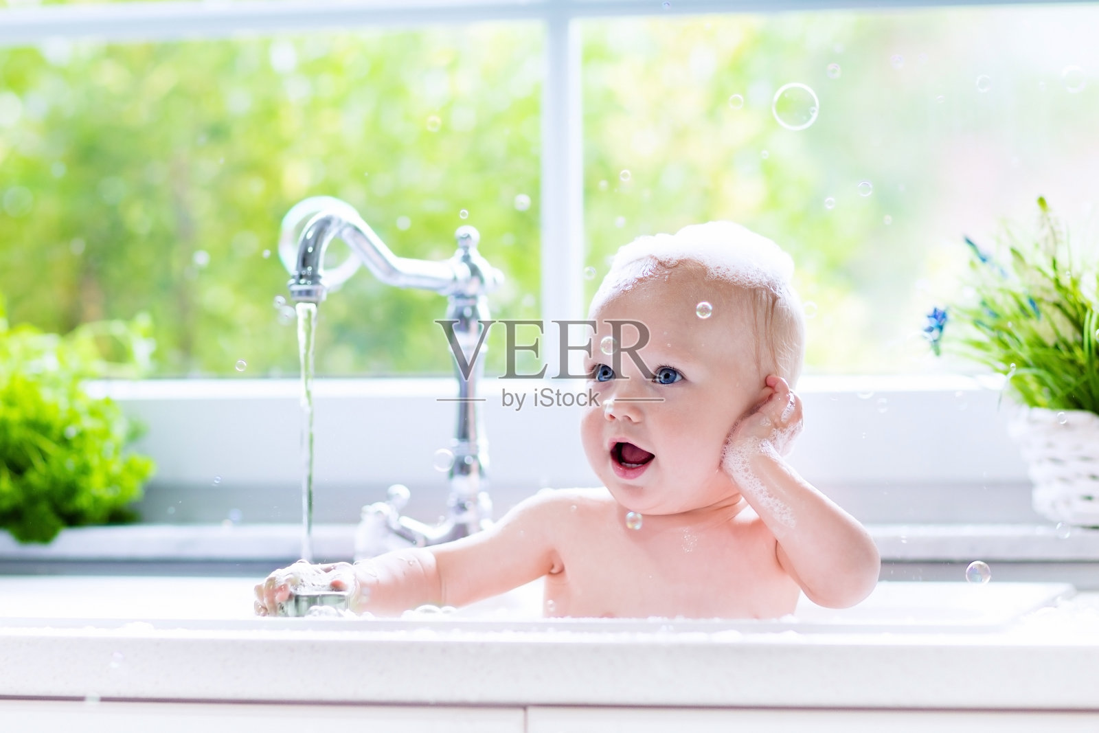 可爱的小婴儿正在洗澡照片摄影图片