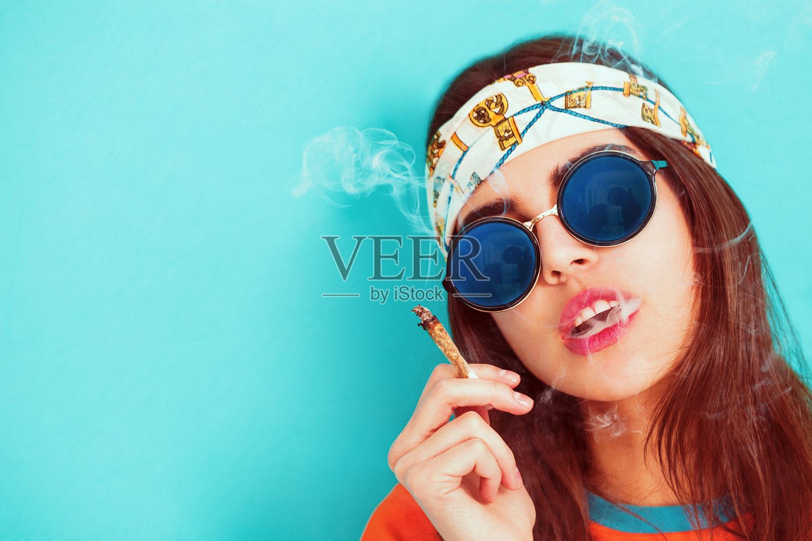 嬉皮女孩肖像吸烟和戴墨镜照片摄影图片