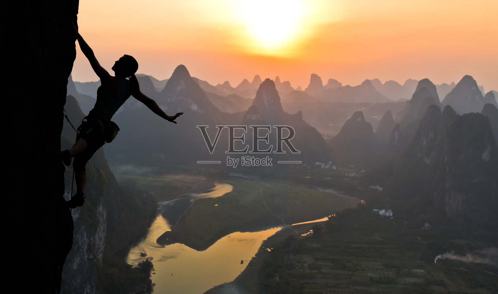 中国风景上女性攀登者的剪影照片摄影图片