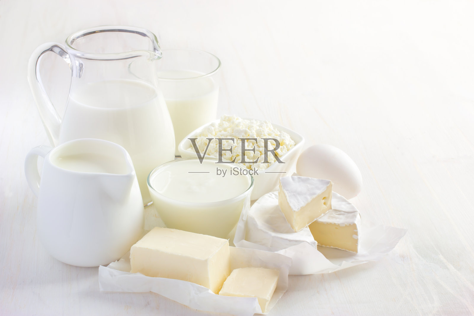 白色的牛奶和其他乳制品在白色的背景照片摄影图片