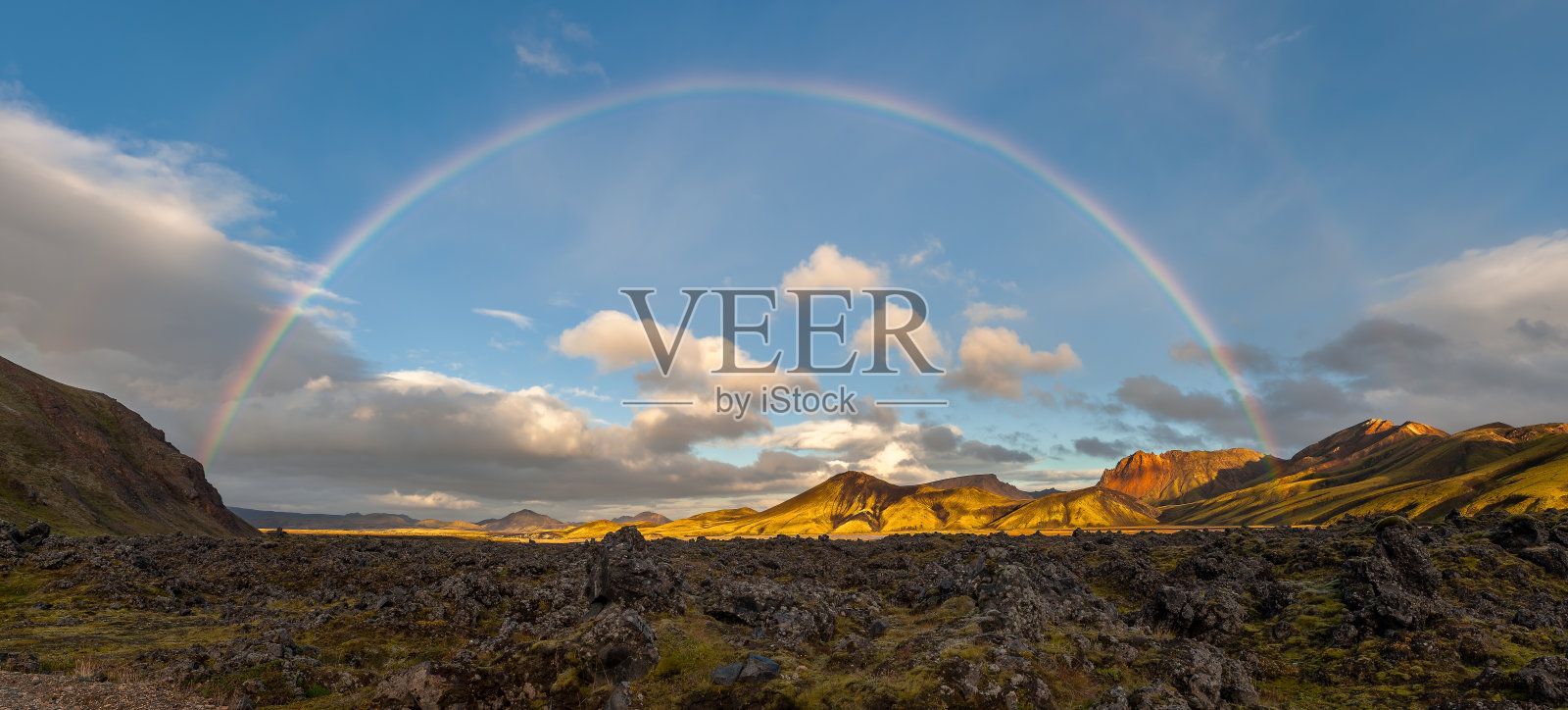 冰岛landmanalaugar火山景观上的彩虹全景图。照片摄影图片