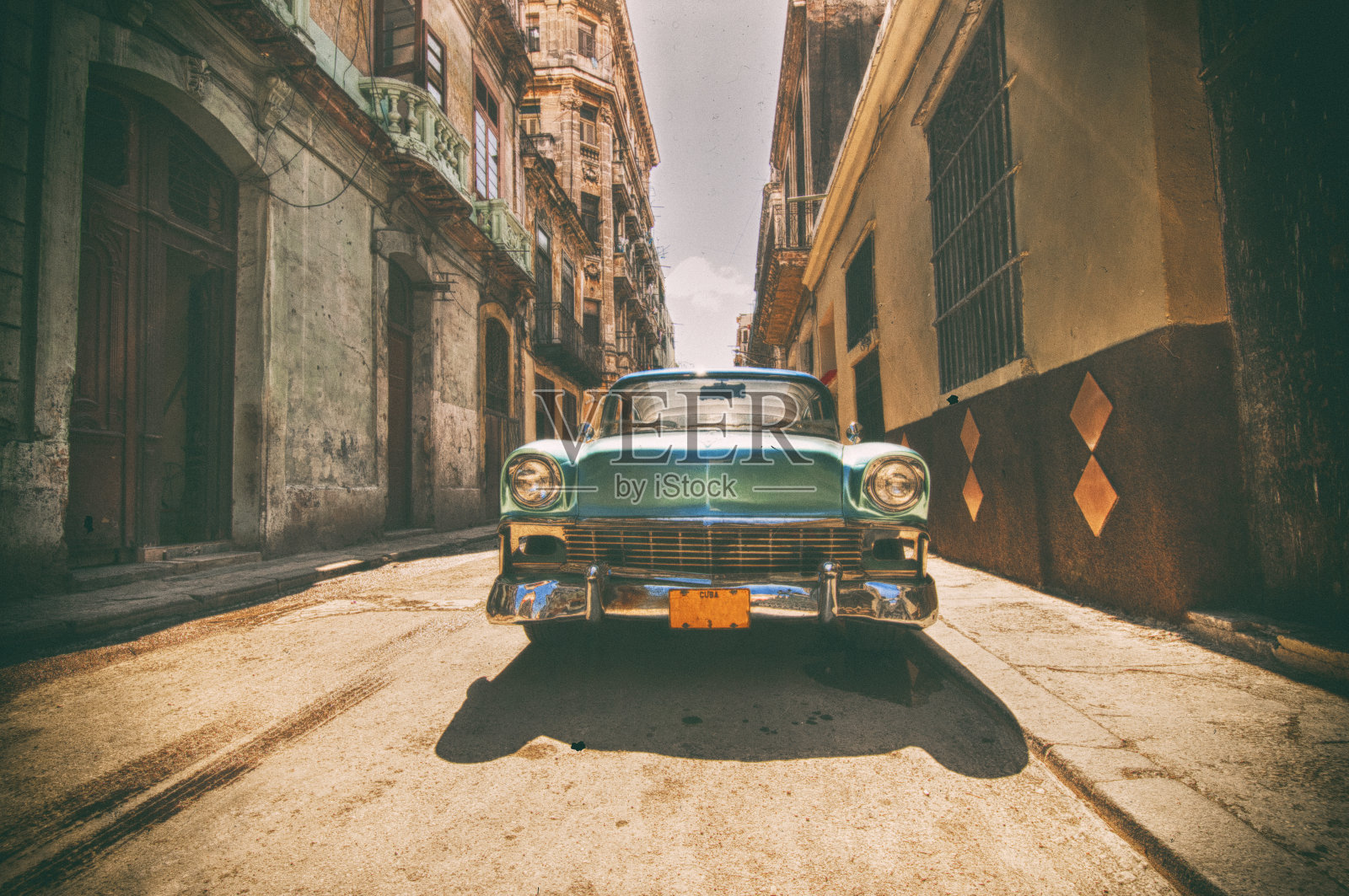 一辆停在哈瓦那街头的老爷车照片摄影图片