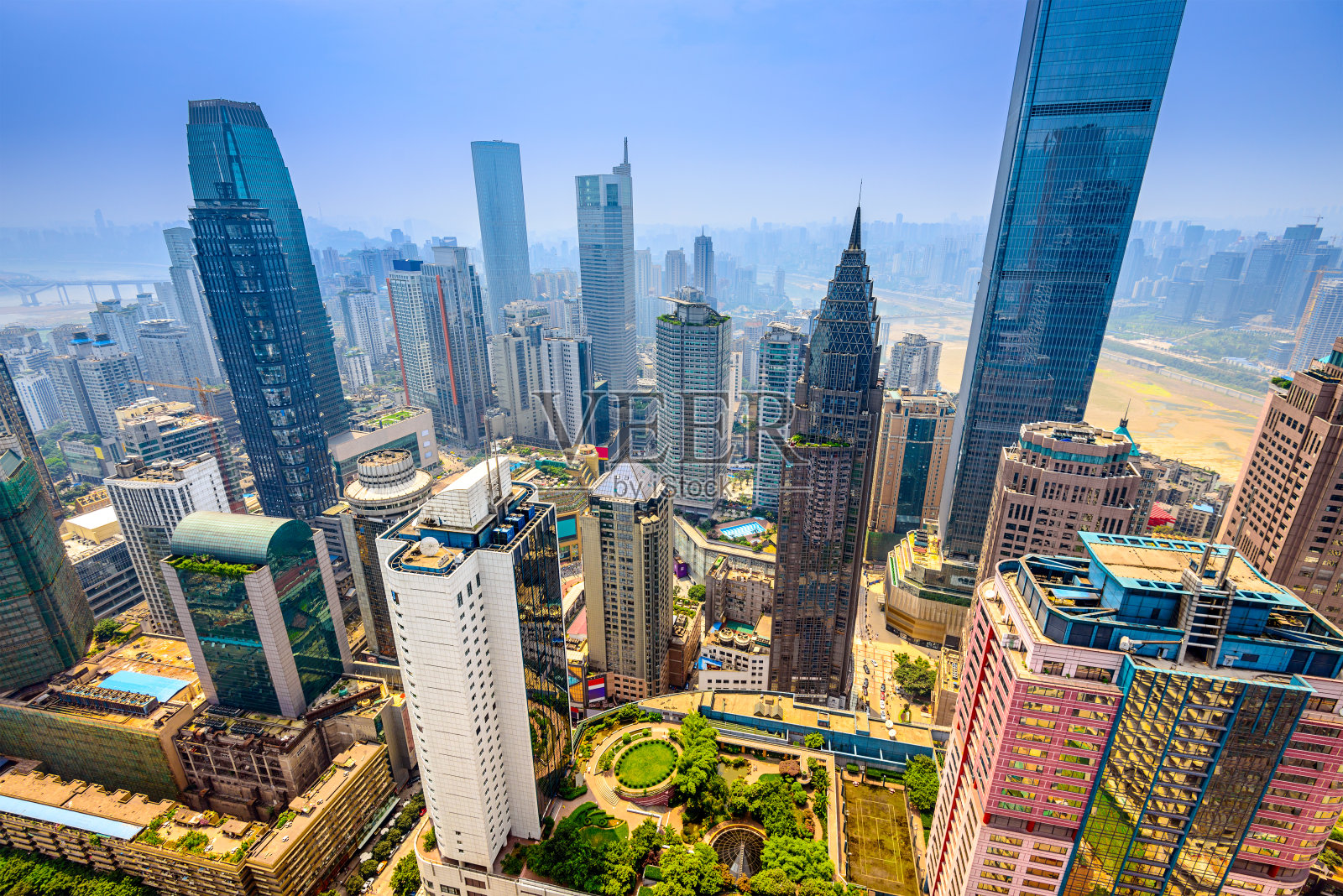 鸟瞰图的城市天际线和重庆的建筑照片摄影图片