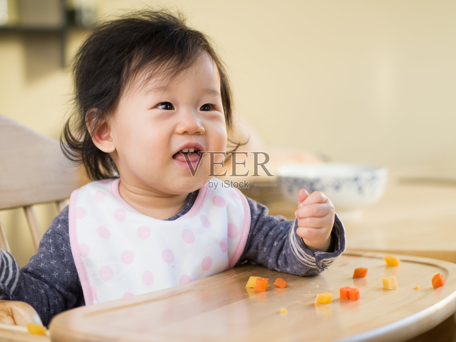 小女孩第一次吃蔬菜照片摄影图片