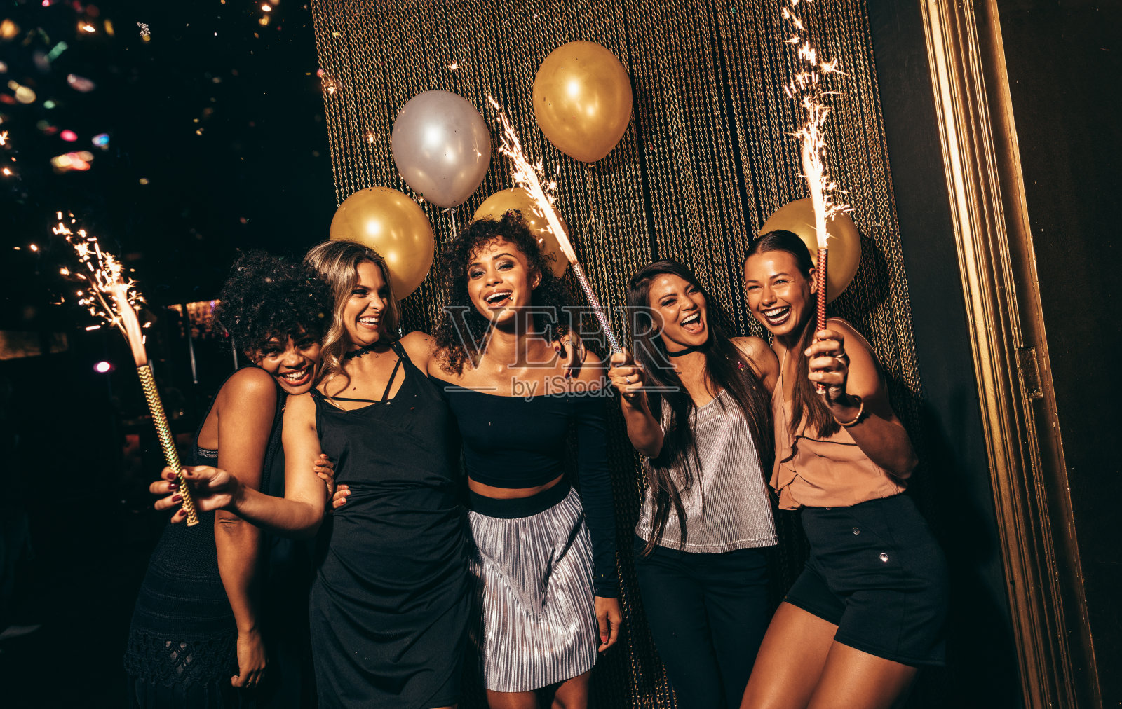 一群妇女在酒吧里放烟花庆祝照片摄影图片