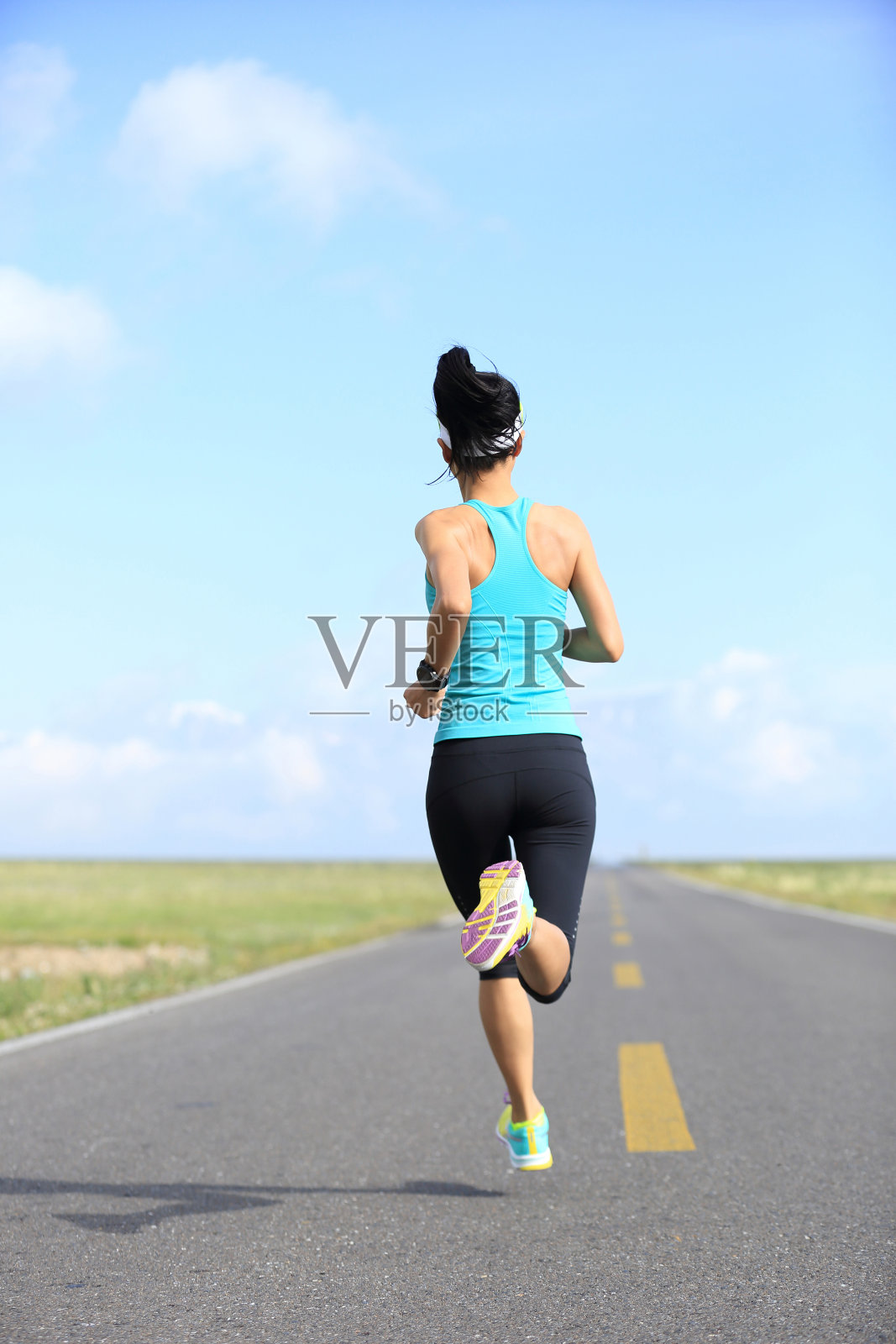 健康的生活方式年轻的健身女性跑步者在路上奔跑照片摄影图片