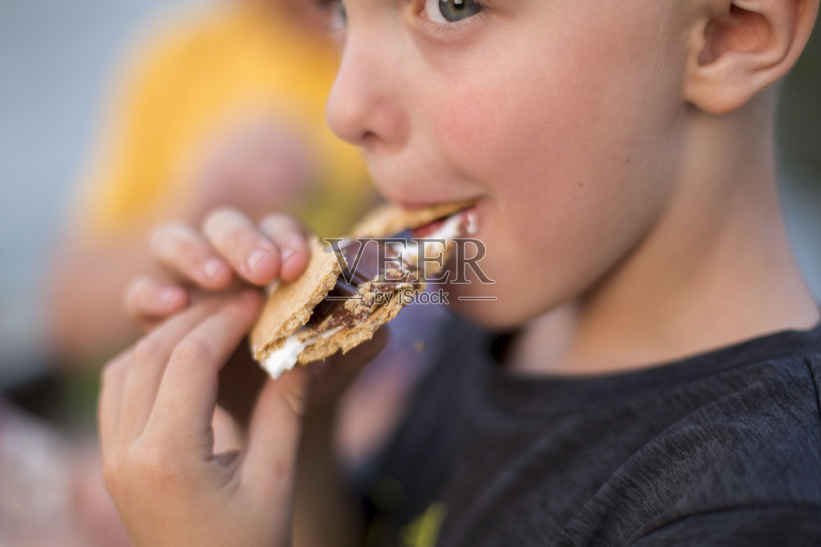 小男孩吃棉花糖饼干照片摄影图片