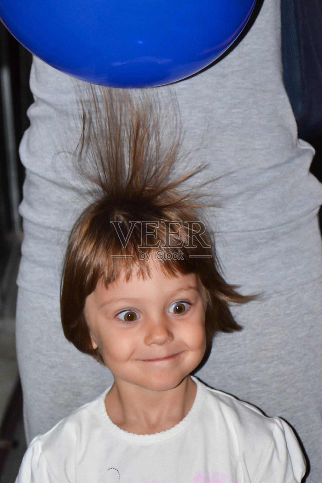年轻漂亮的棕发女孩拿着电动气球照片摄影图片