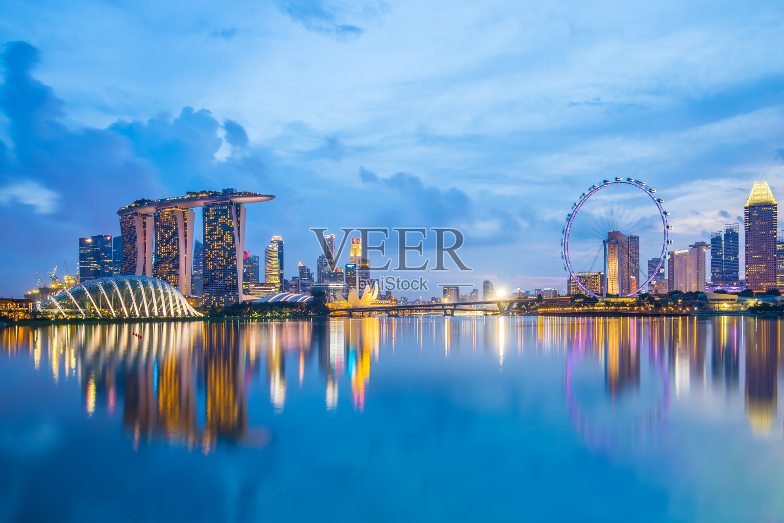 新加坡天际线和滨海湾的暮色照片摄影图片