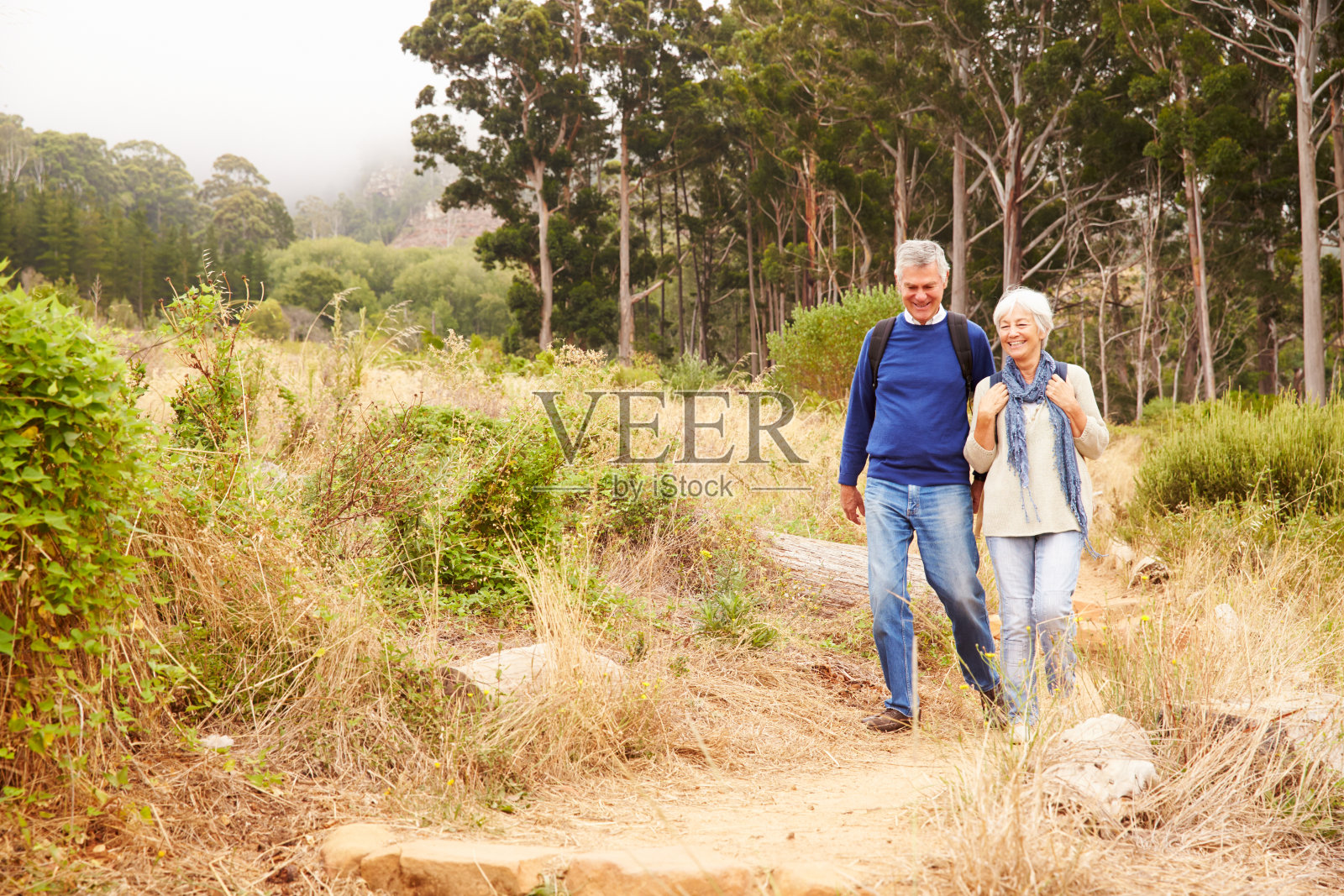 一对老年夫妇在森林里走向摄像机照片摄影图片